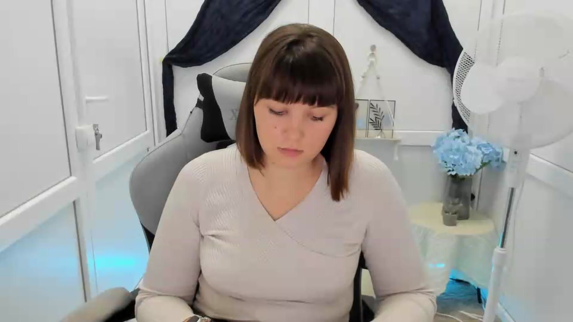 Gallery image thumbnail from Angel_Aura_'s myfreecams stream on, 09/22/2026, 10:10 image 5 of 20