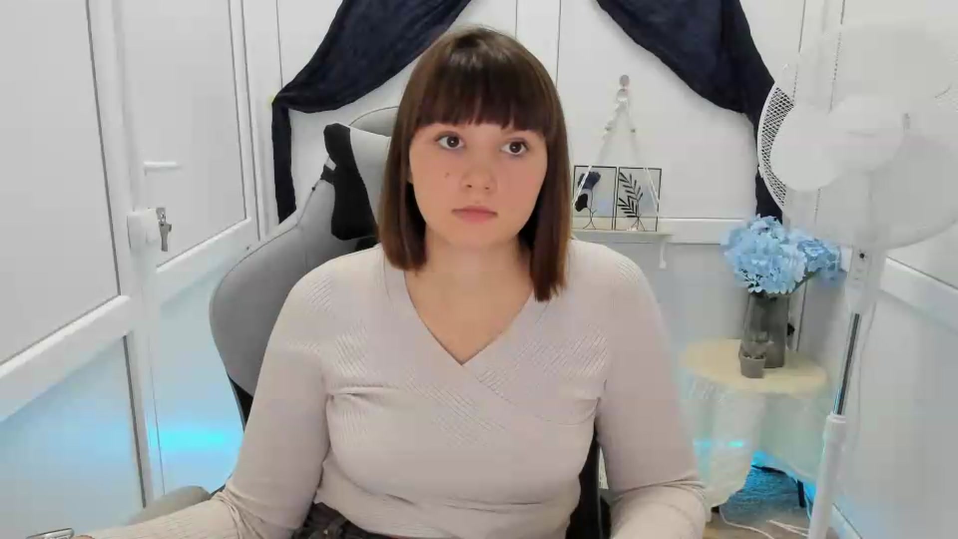 Gallery image thumbnail from Angel_Aura_'s myfreecams stream on, 09/22/2026, 10:10 image 18 of 20