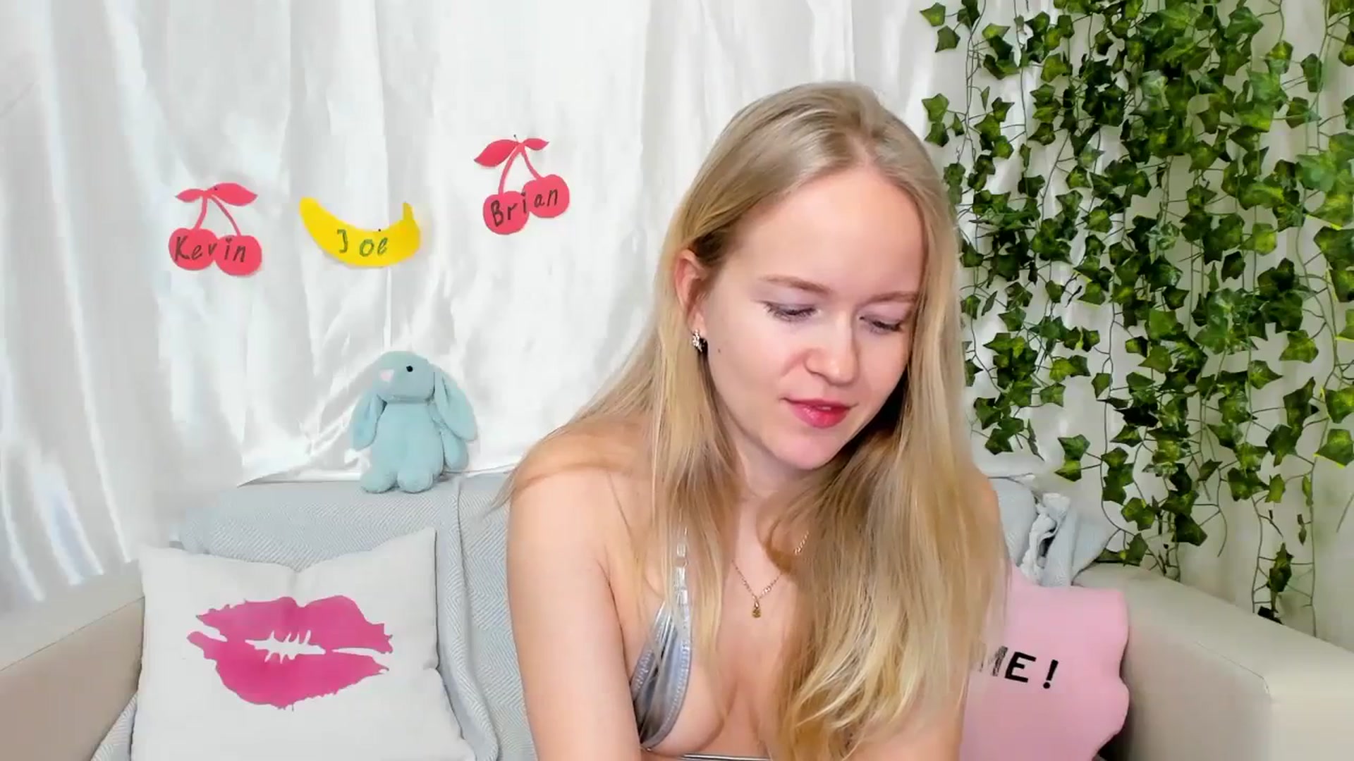 Gallery image thumbnail from Angel_Kristy's myfreecams stream on, 03/13/2024, 06:14 image 16 of 20