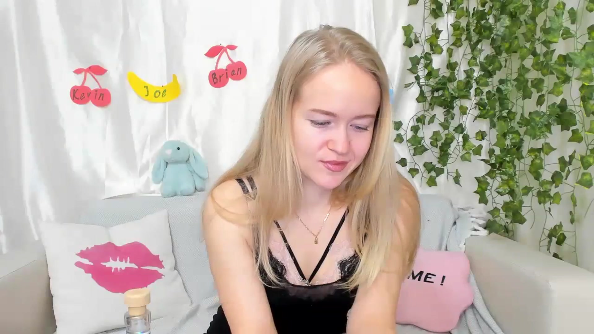 Gallery image thumbnail from Angel_Kristy's myfreecams stream on, 03/14/2024, 01:58 image 18 of 20