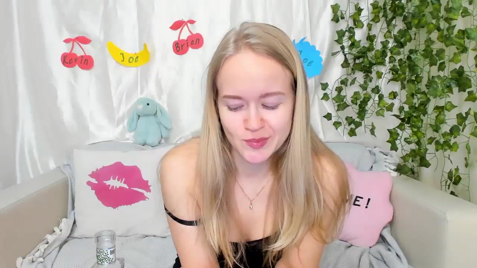 Gallery image thumbnail from Angel_Kristy's myfreecams stream on, 03/14/2024, 03:18 image 7 of 20