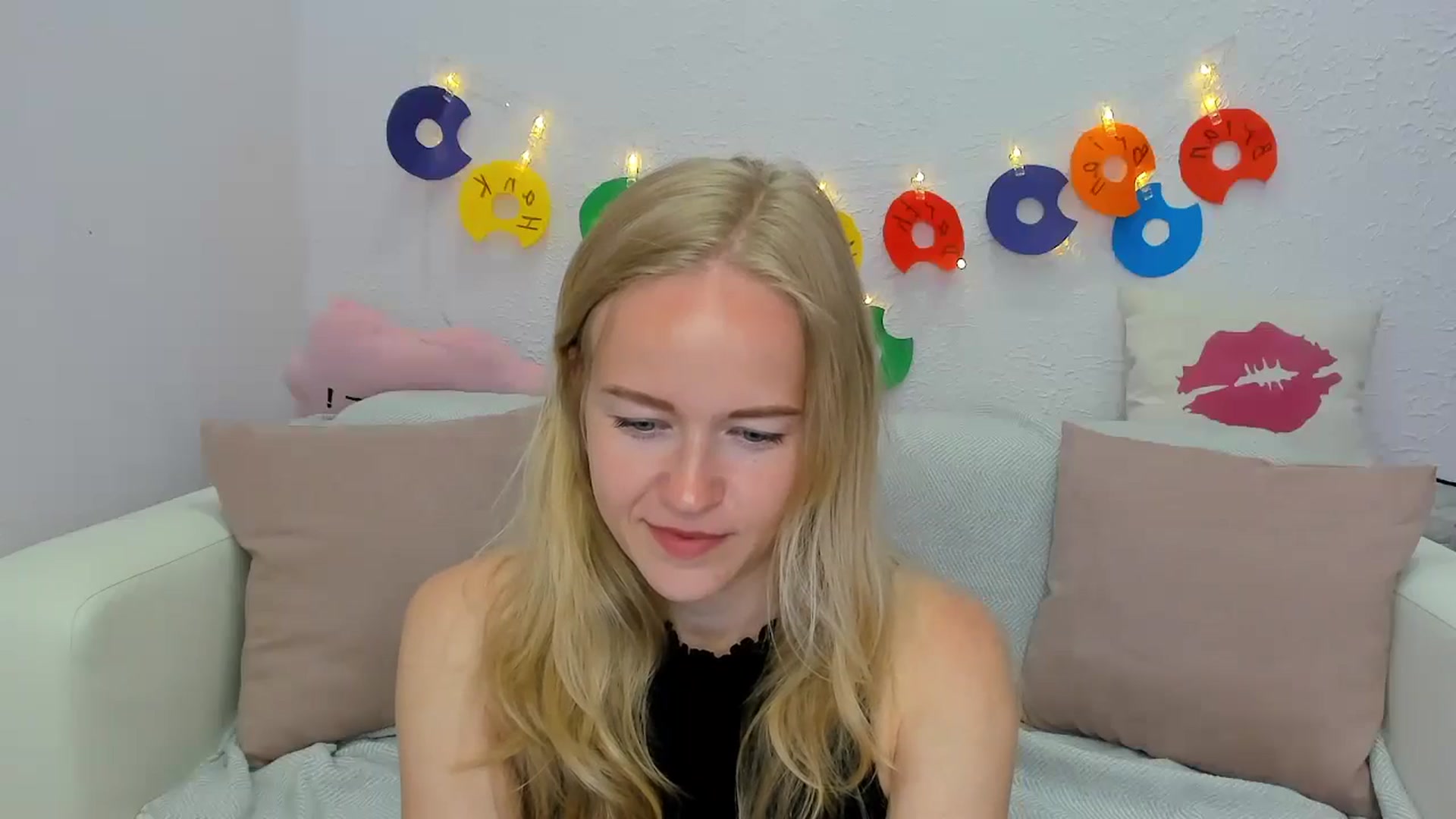 Gallery image thumbnail from Angel_Kristy's myfreecams stream on, 06/19/2024, 01:50 image 6 of 20