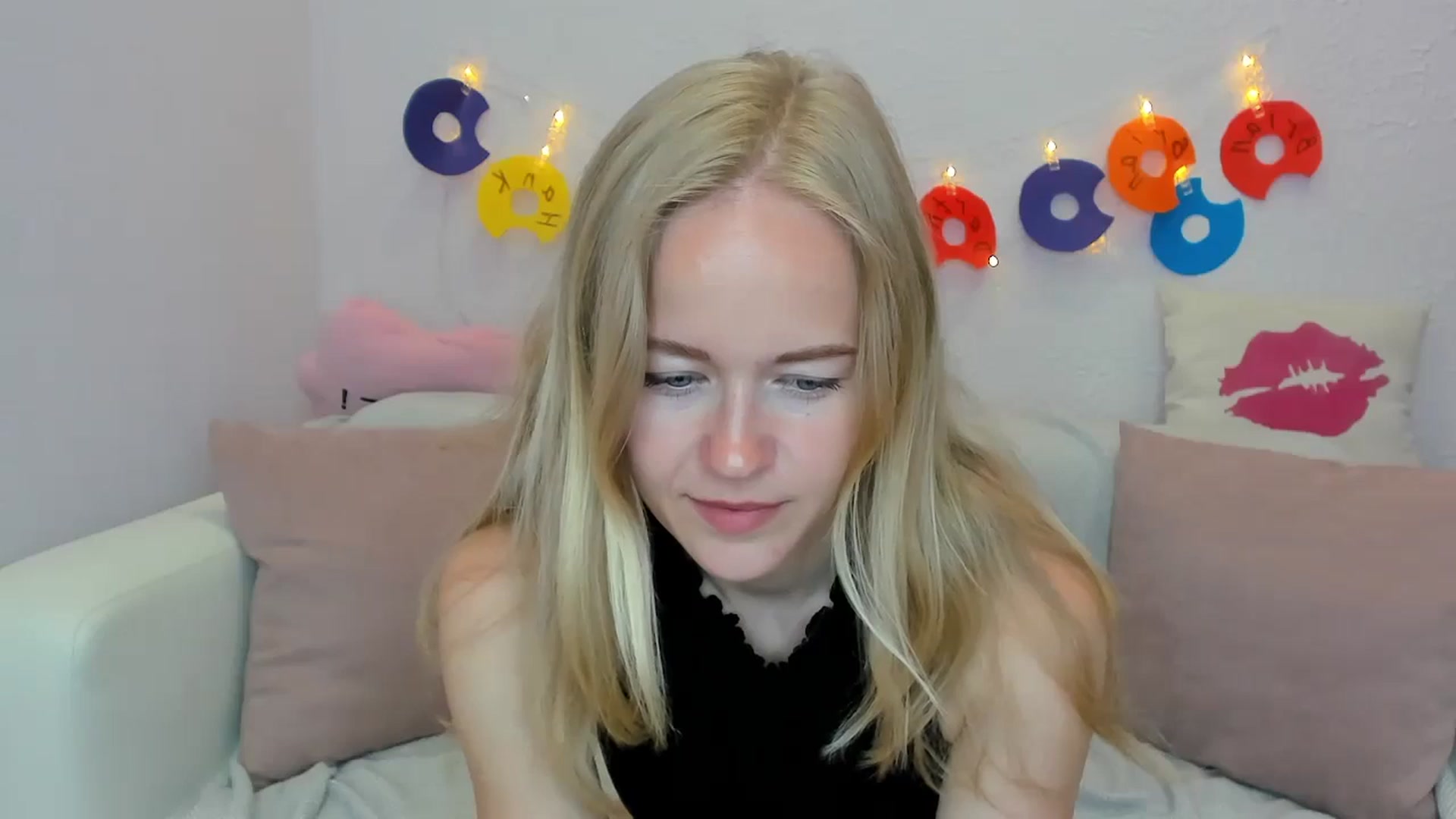 Gallery image thumbnail from Angel_Kristy's myfreecams stream on, 06/19/2024, 01:50 image 16 of 20