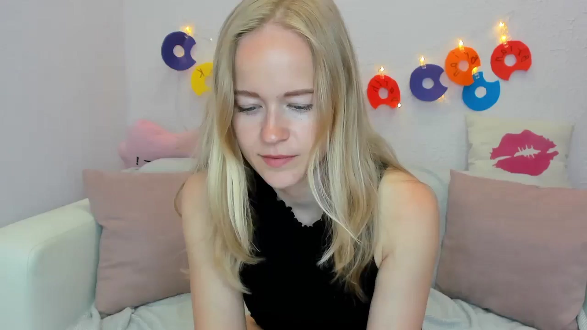 Gallery image thumbnail from Angel_Kristy's myfreecams stream on, 06/19/2024, 01:50 image 17 of 20