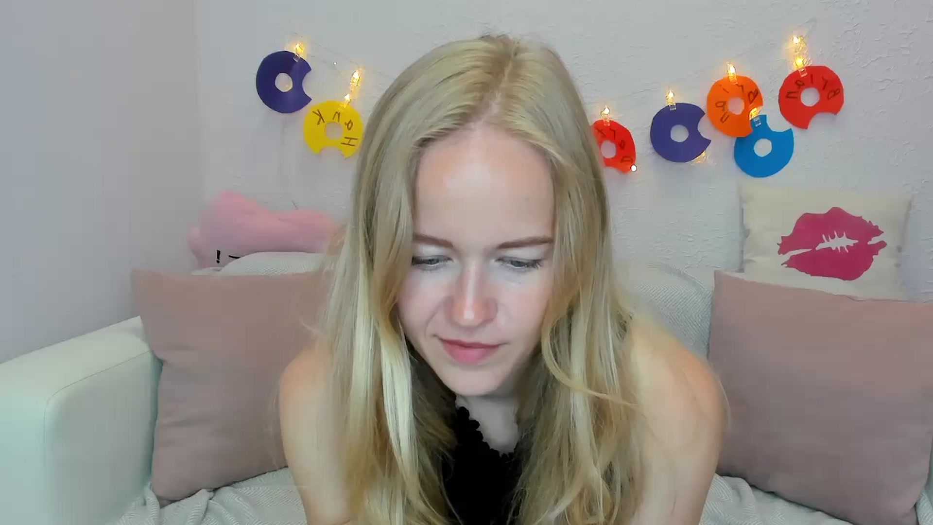 Gallery image thumbnail from Angel_Kristy's myfreecams stream on, 06/19/2024, 01:50 image 15 of 20