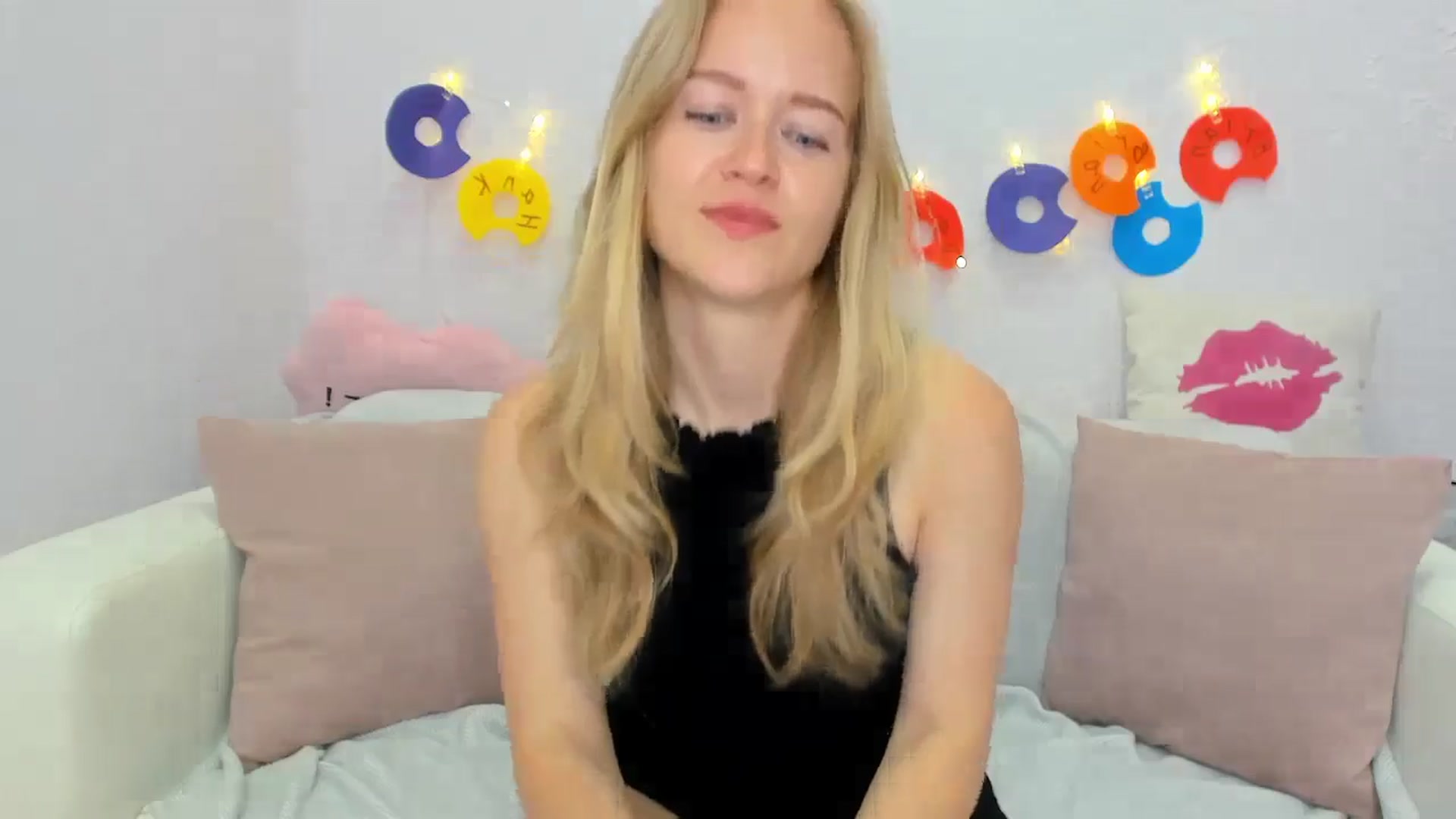 Gallery image thumbnail from Angel_Kristy's myfreecams stream on, 06/19/2024, 01:50 image 12 of 20