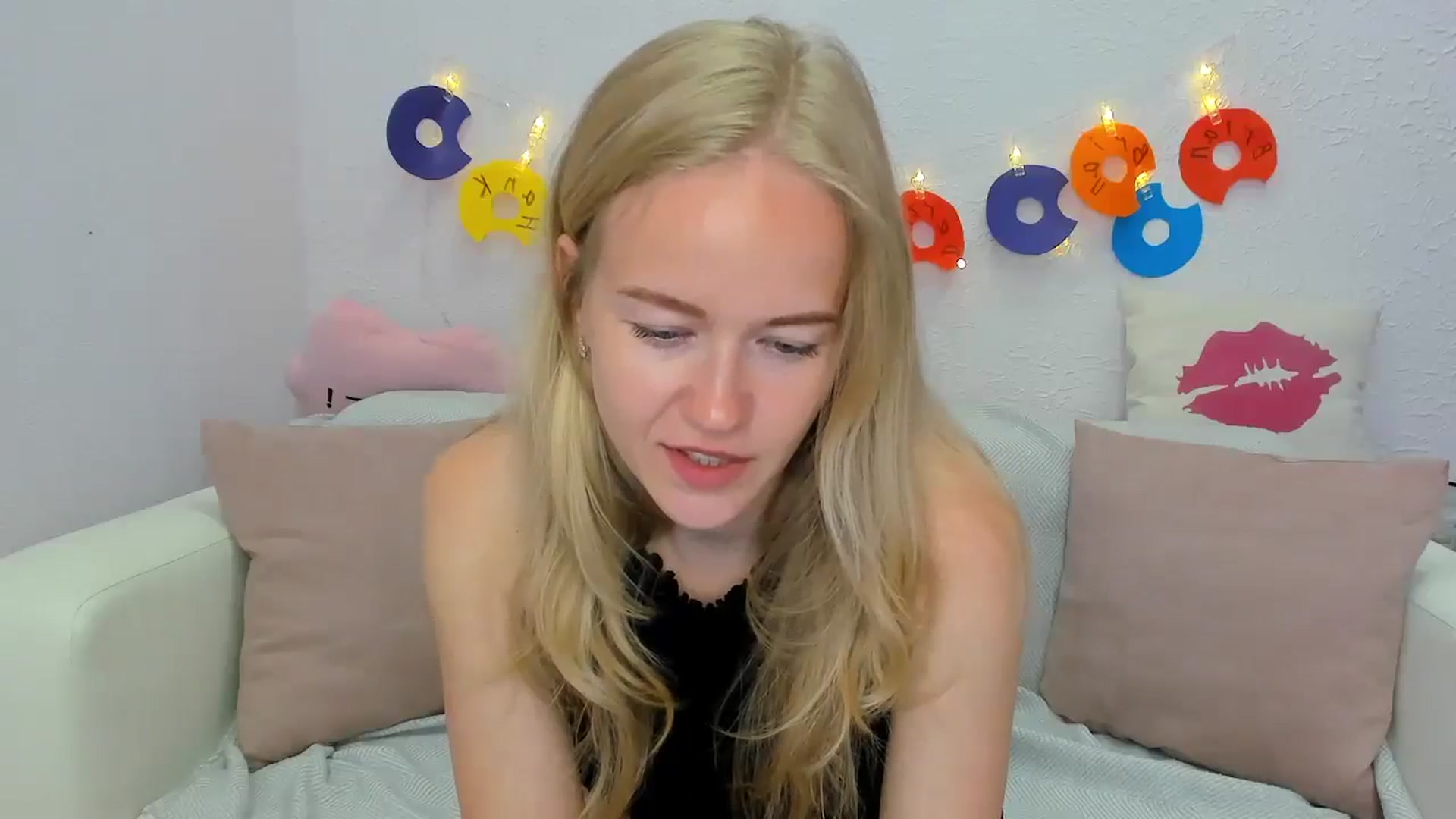 Gallery image thumbnail from Angel_Kristy's myfreecams stream on, 06/19/2024, 01:50 image 8 of 20
