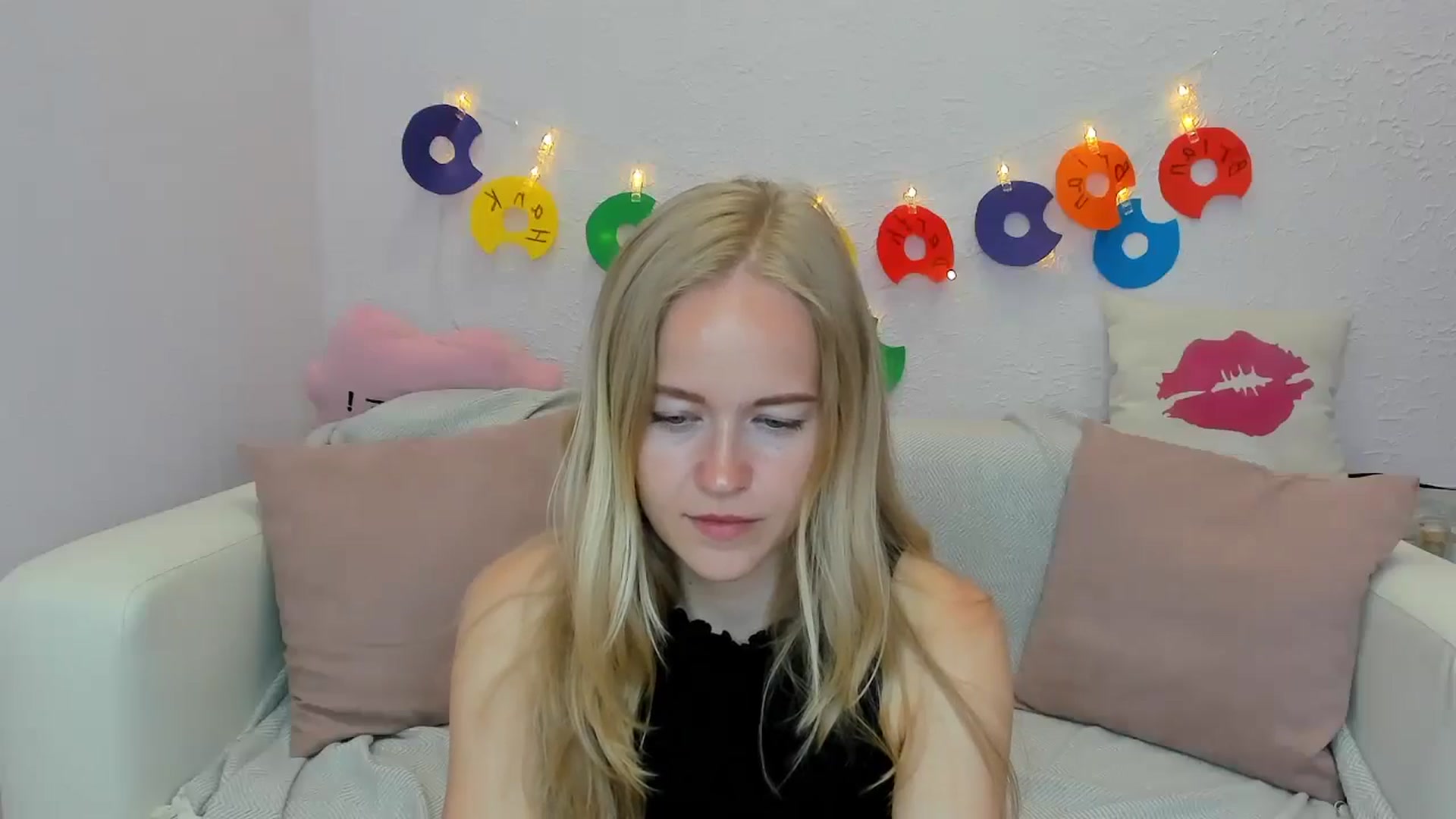 Gallery image thumbnail from Angel_Kristy's myfreecams stream on, 06/19/2024, 02:33 image 16 of 20