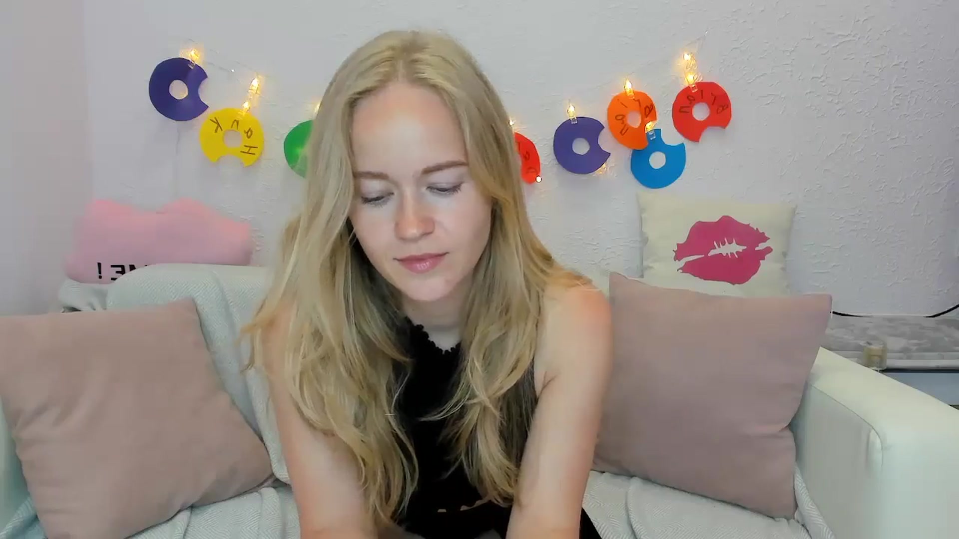 Gallery image thumbnail from Angel_Kristy's myfreecams stream on, 06/19/2024, 06:29 image 6 of 20