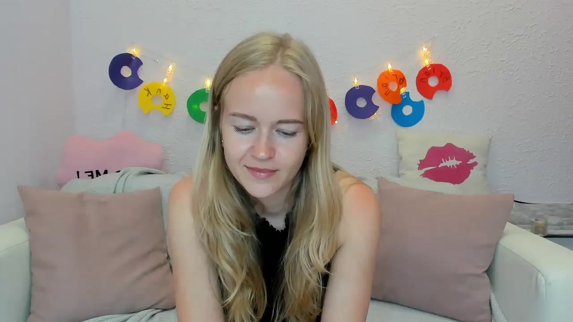 Gallery image thumbnail from Angel_Kristy's myfreecams stream on, 06/19/2024, 06:51 image 11 of 20
