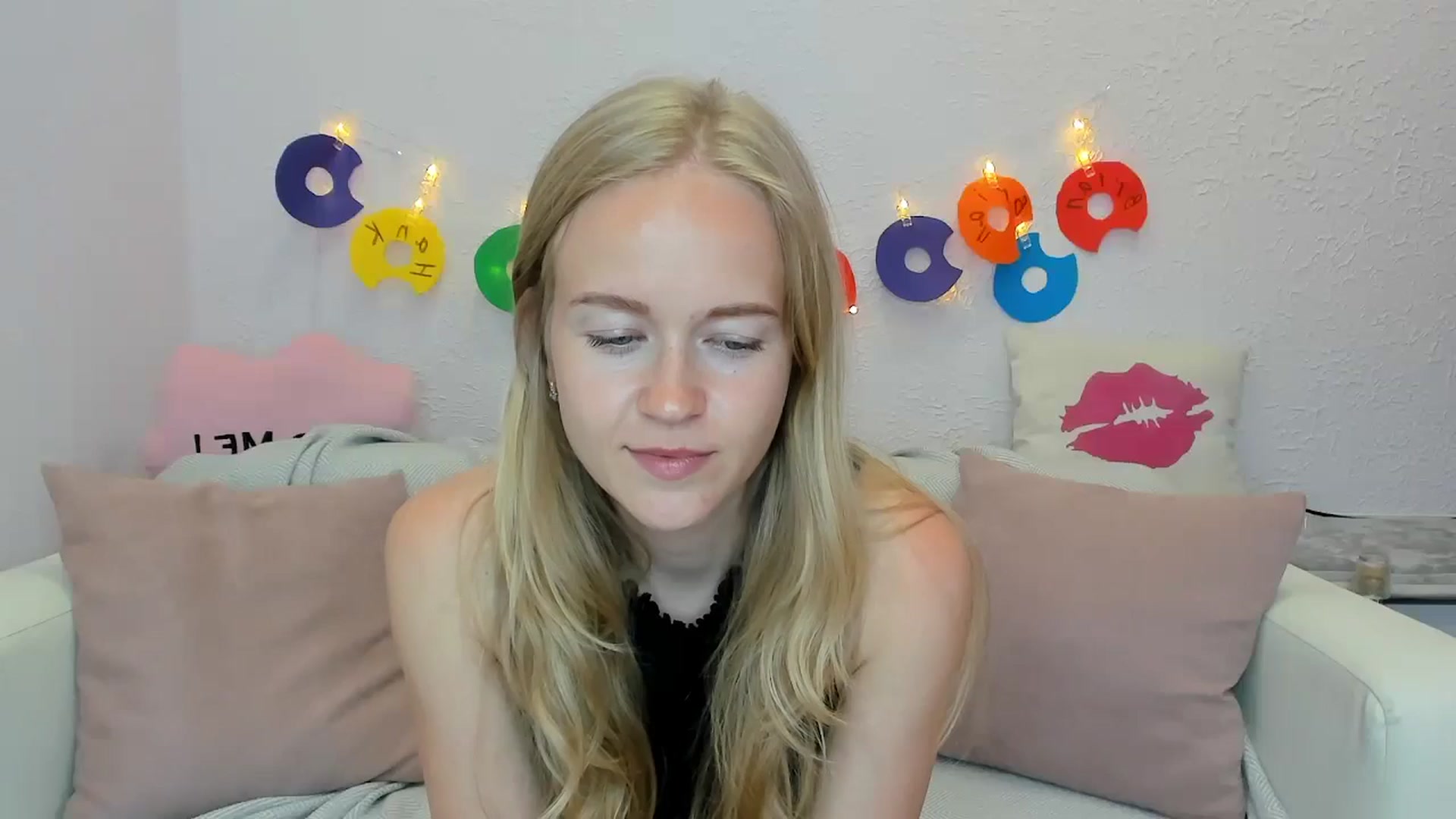Gallery image thumbnail from Angel_Kristy's myfreecams stream on, 06/19/2024, 06:51 image 1 of 20