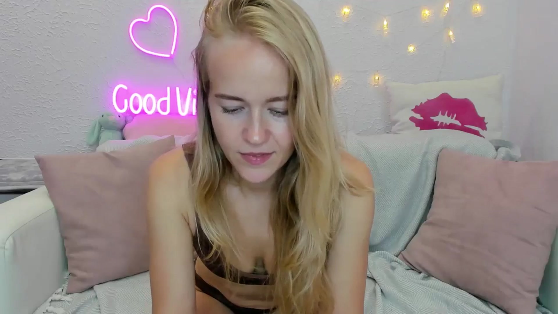 Gallery image thumbnail from Angel_Kristy's myfreecams stream on, 08/09/2024, 07:03 image 11 of 20