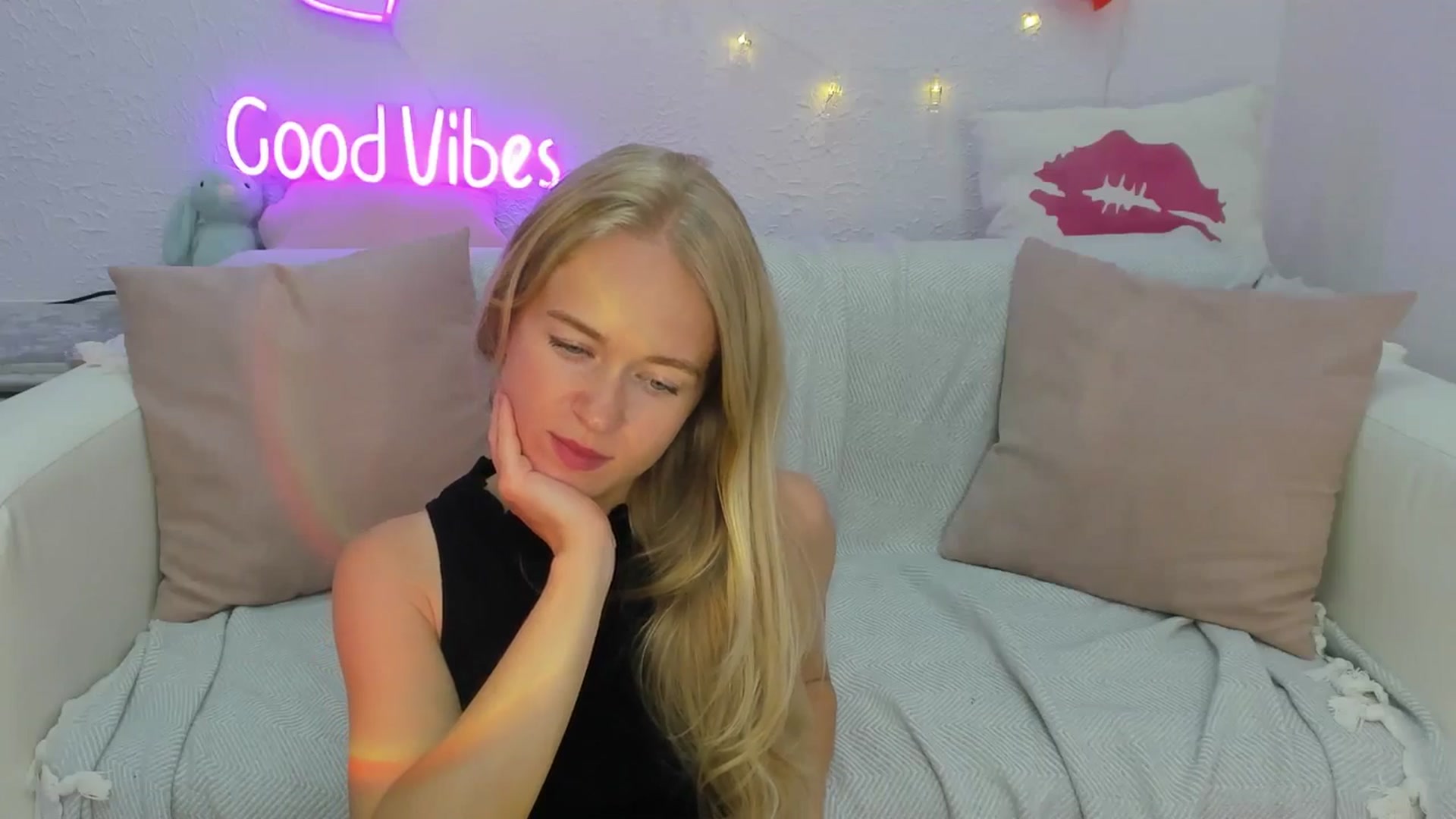 Gallery image thumbnail from Angel_Kristy's myfreecams stream on, 08/14/2024, 05:08 image 18 of 20