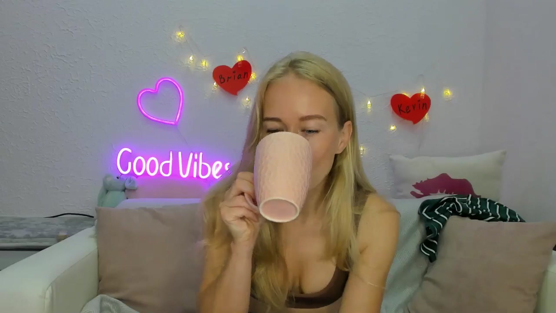 Gallery image thumbnail from Angel_Kristy's myfreecams stream on, 08/15/2024, 01:31 image 8 of 20