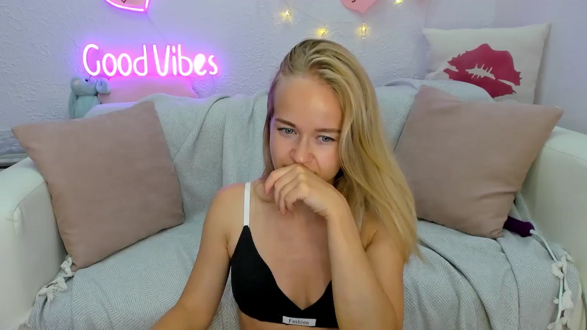 Gallery image thumbnail from Angel_Kristy's myfreecams stream on, 08/19/2024, 06:07 image 18 of 20