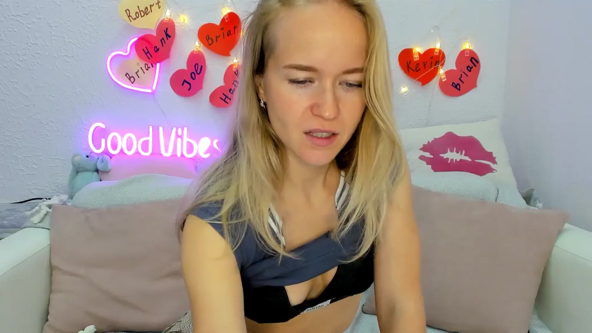 Gallery image thumbnail from Angel_Kristy's myfreecams stream on, 09/21/2024, 02:50 image 15 of 20