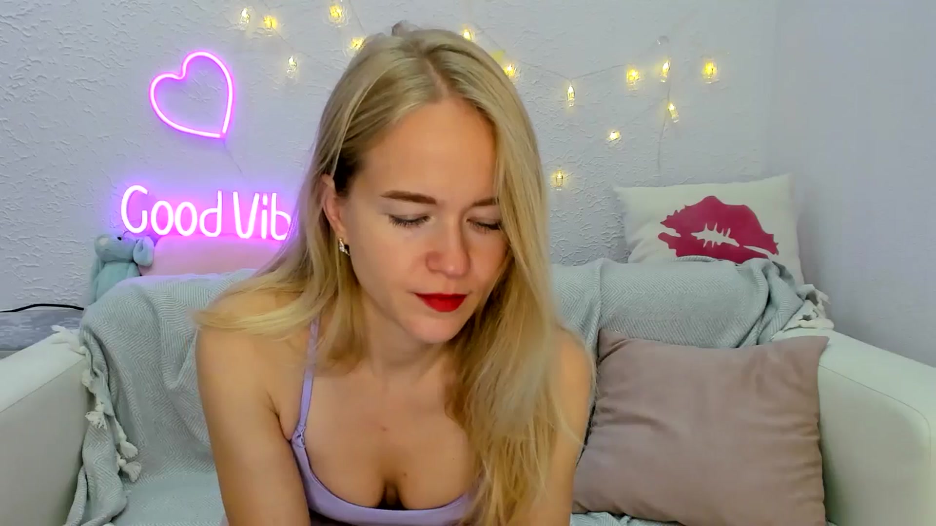 Gallery image thumbnail from Angel_Kristy's myfreecams stream on, 09/25/2024, 03:10 image 16 of 20