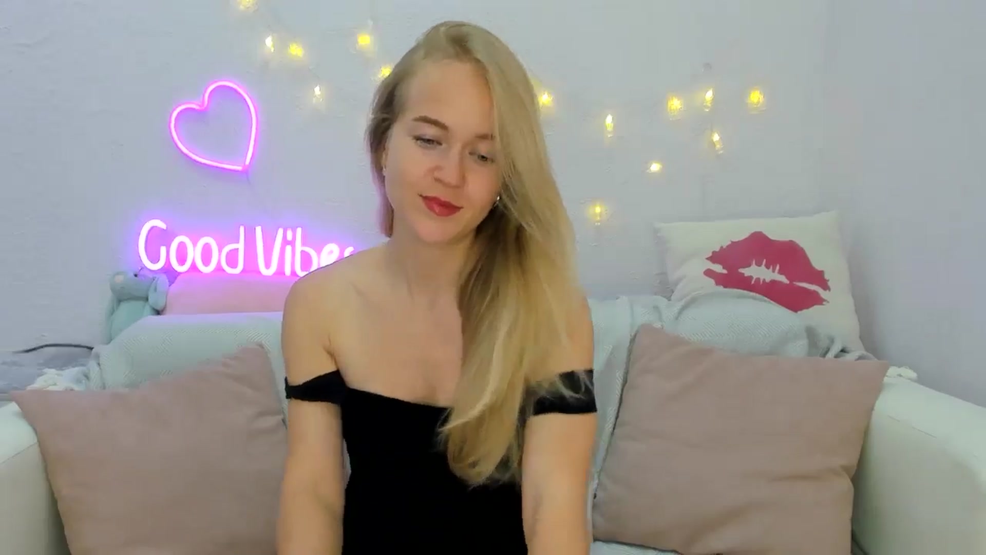 Gallery image thumbnail from Angel_Kristy's myfreecams stream on, 09/25/2024, 06:48 image 10 of 20