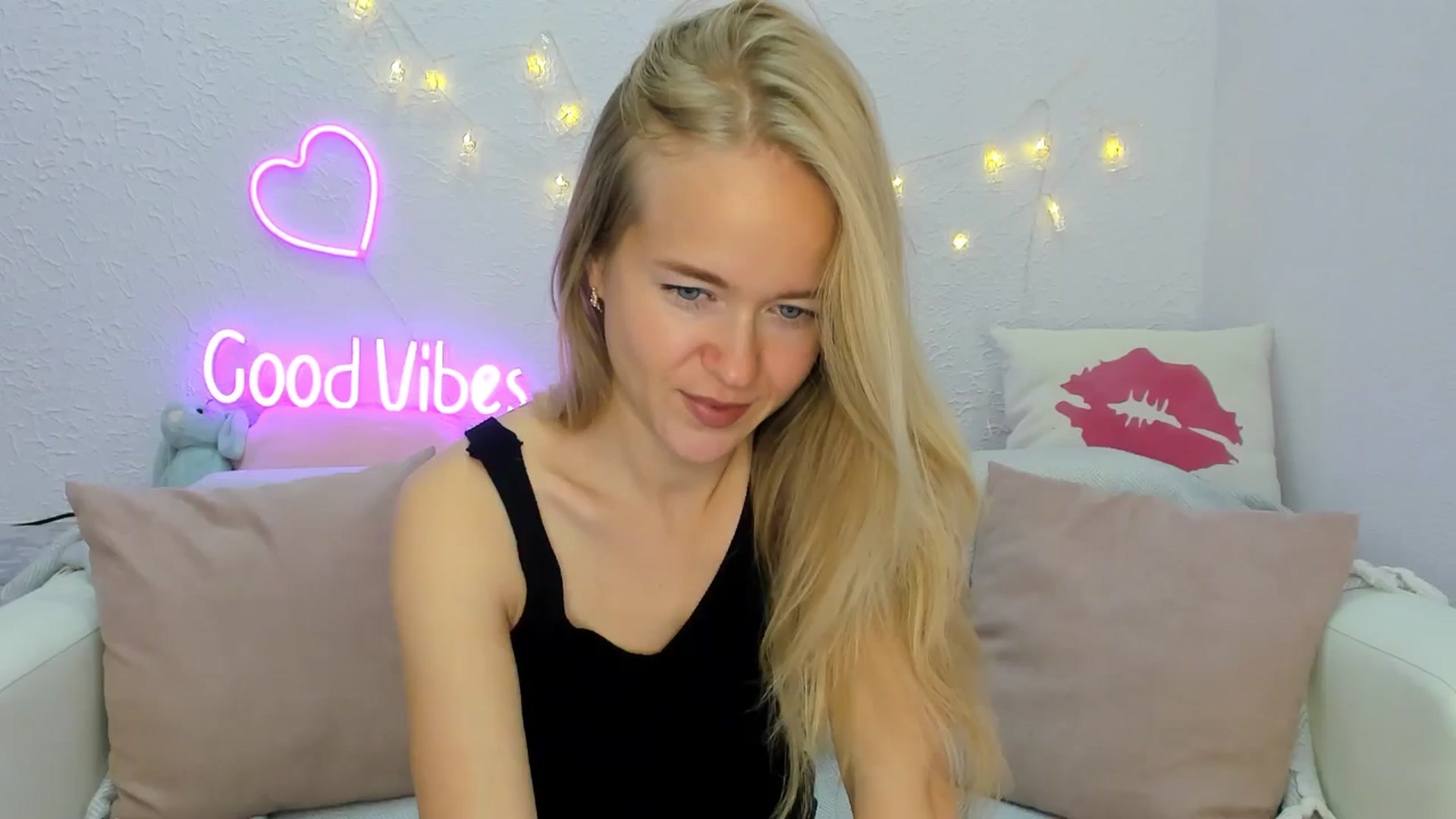 Gallery image thumbnail from Angel_Kristy's myfreecams stream on, 09/26/2024, 02:30 image 16 of 20