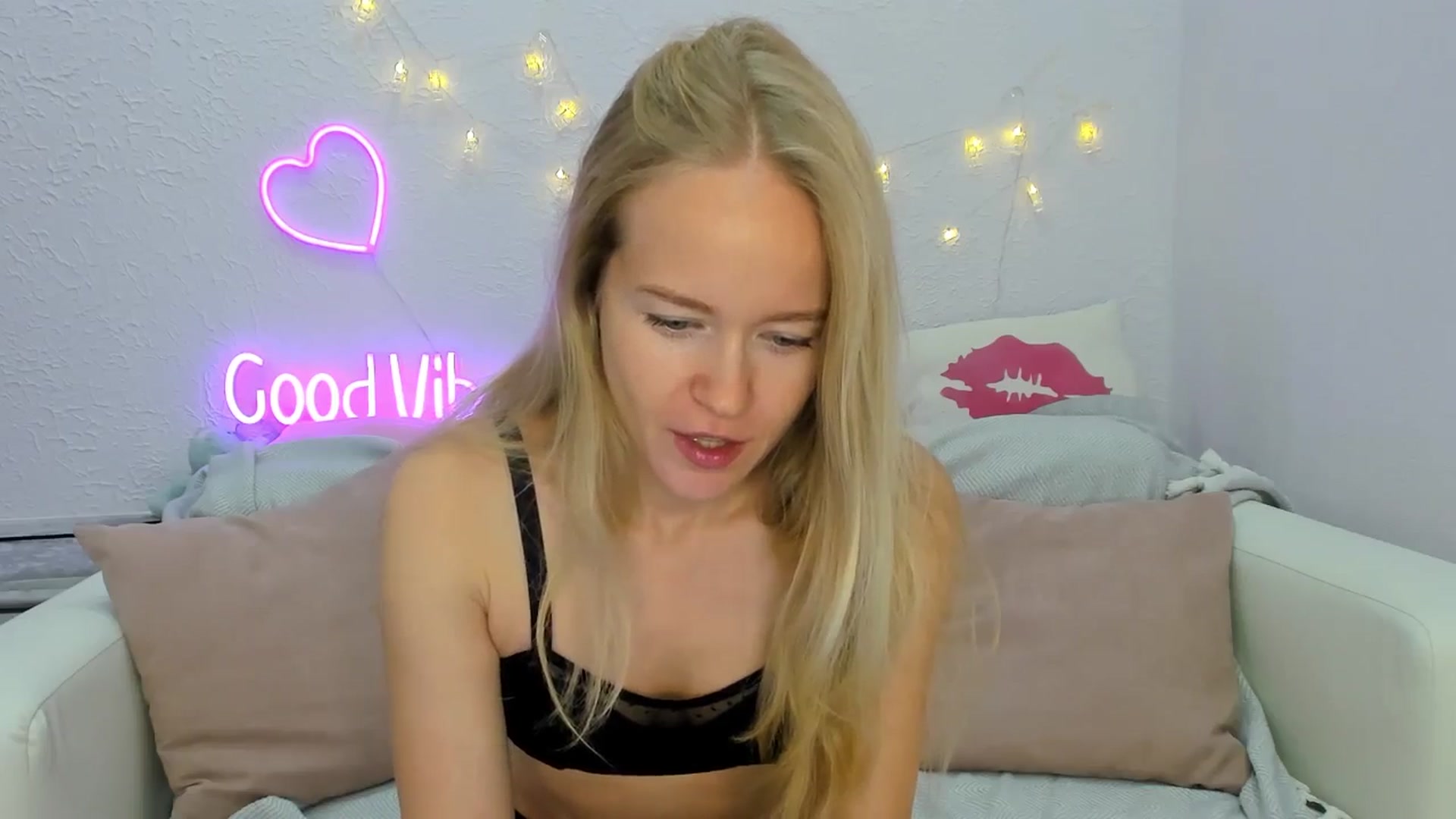 Gallery image thumbnail from Angel_Kristy's myfreecams stream on, 10/18/2024, 01:39 image 6 of 20