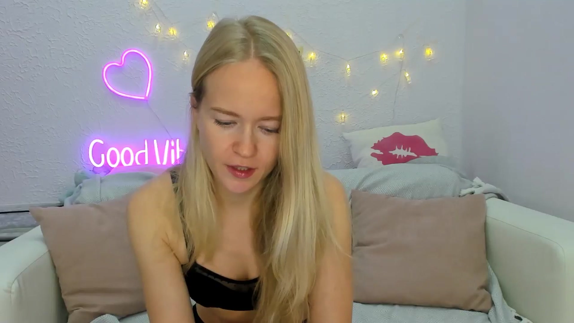 Gallery image thumbnail from Angel_Kristy's myfreecams stream on, 10/18/2024, 01:39 image 3 of 20