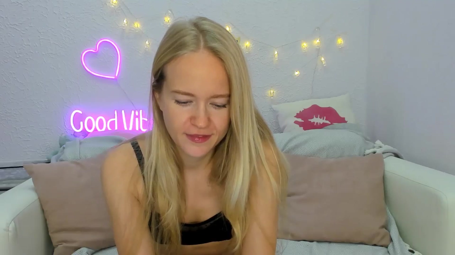 Gallery image thumbnail from Angel_Kristy's myfreecams stream on, 10/18/2024, 01:39 image 12 of 20