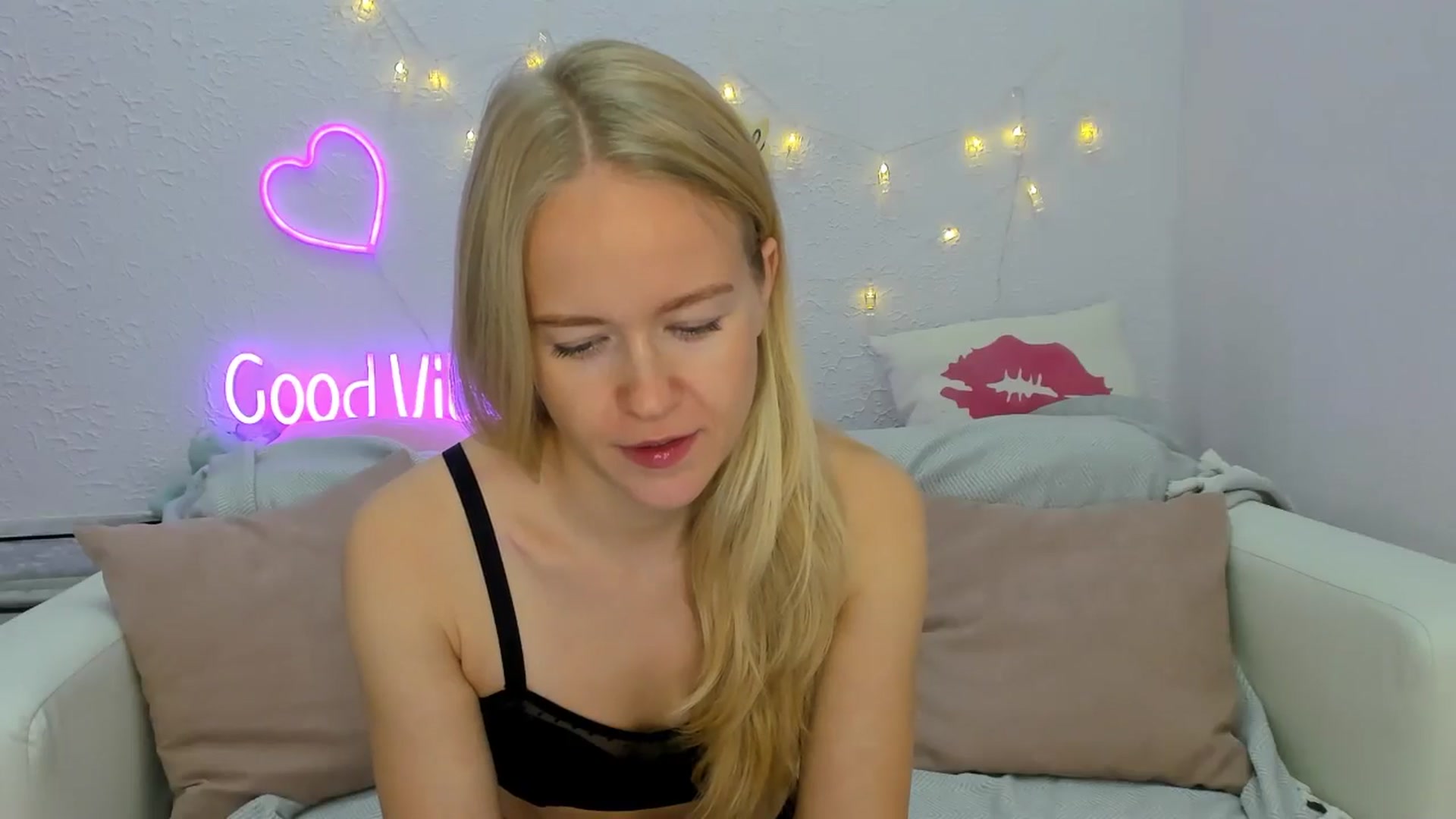 Gallery image thumbnail from Angel_Kristy's myfreecams stream on, 10/18/2024, 01:39 image 10 of 20