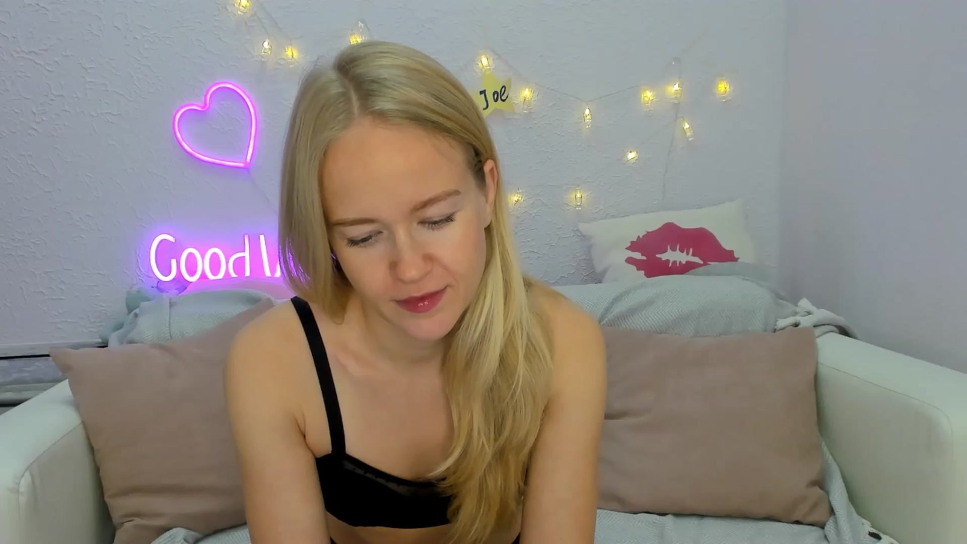 Gallery image thumbnail from Angel_Kristy's myfreecams stream on, 10/18/2024, 01:39 image 8 of 20