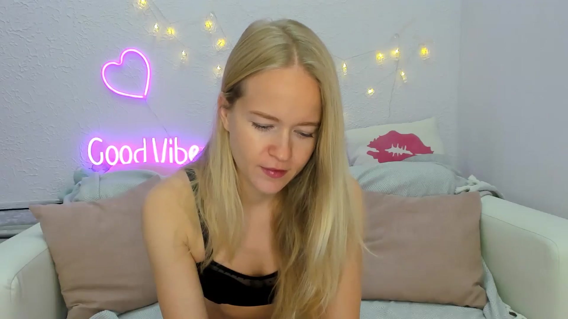 Gallery image thumbnail from Angel_Kristy's myfreecams stream on, 10/18/2024, 01:39 image 2 of 20