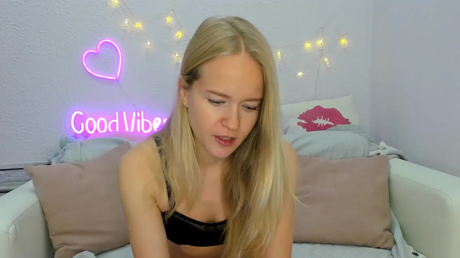 Gallery image thumbnail from Angel_Kristy's myfreecams stream on, 10/18/2024, 01:39 image 1 of 20