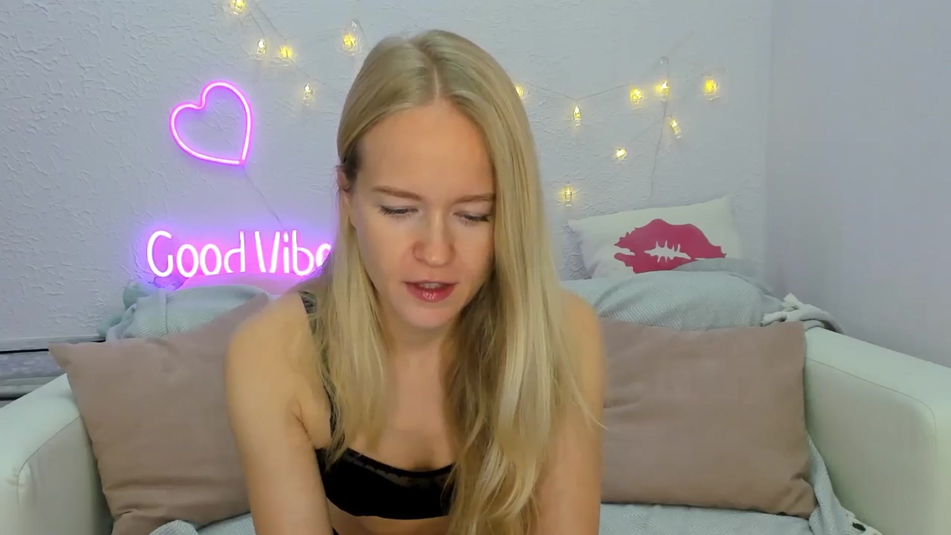 Gallery image thumbnail from Angel_Kristy's myfreecams stream on, 10/18/2024, 01:39 image 4 of 20