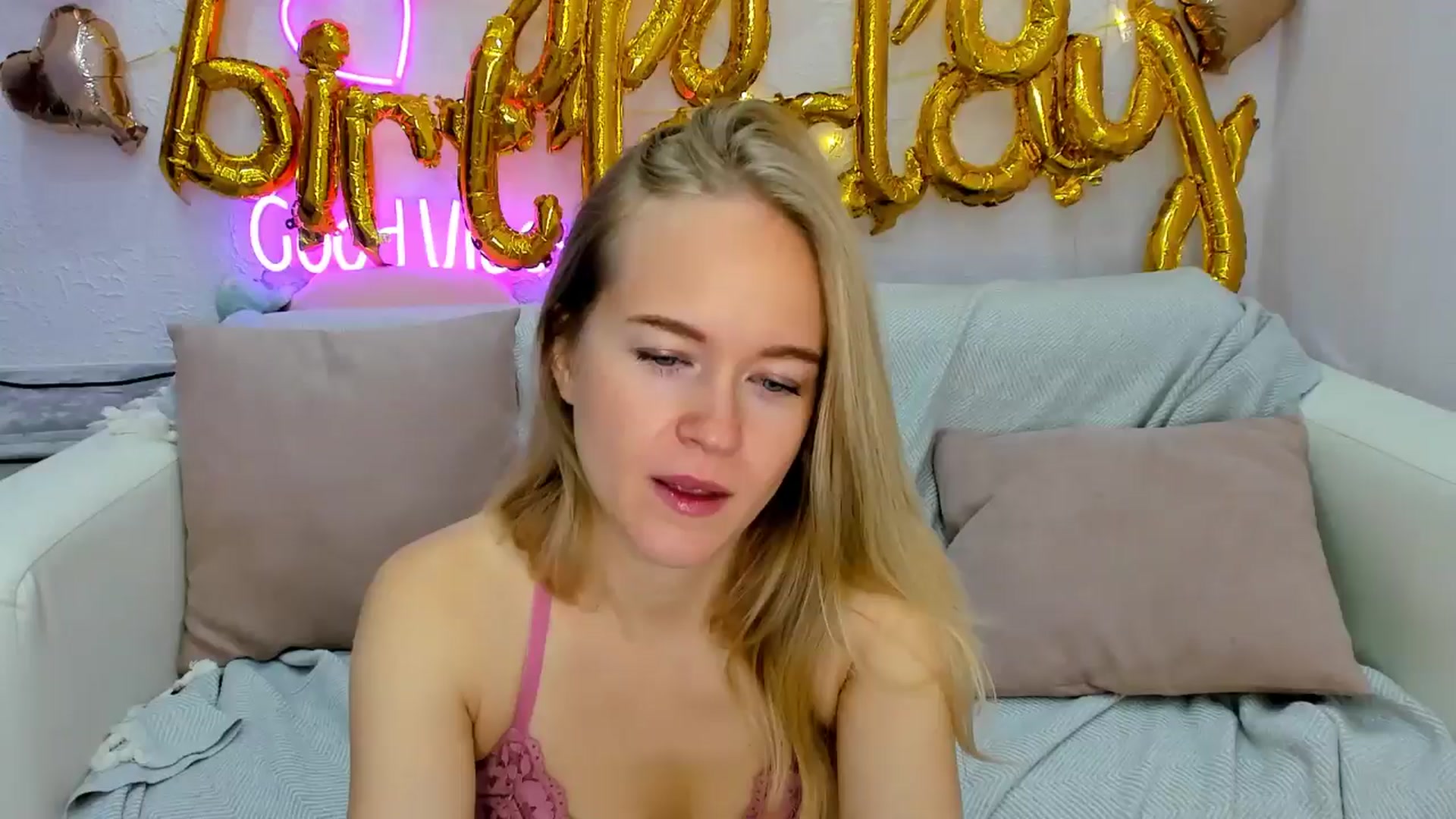 Gallery image thumbnail from Angel_Kristy's myfreecams stream on, 10/19/2024, 02:11 image 14 of 20