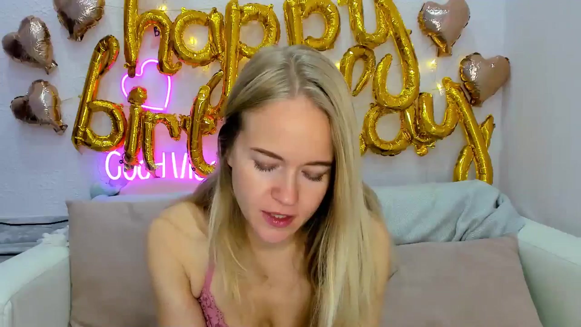 Gallery image thumbnail from Angel_Kristy's myfreecams stream on, 10/19/2024, 02:11 image 9 of 20