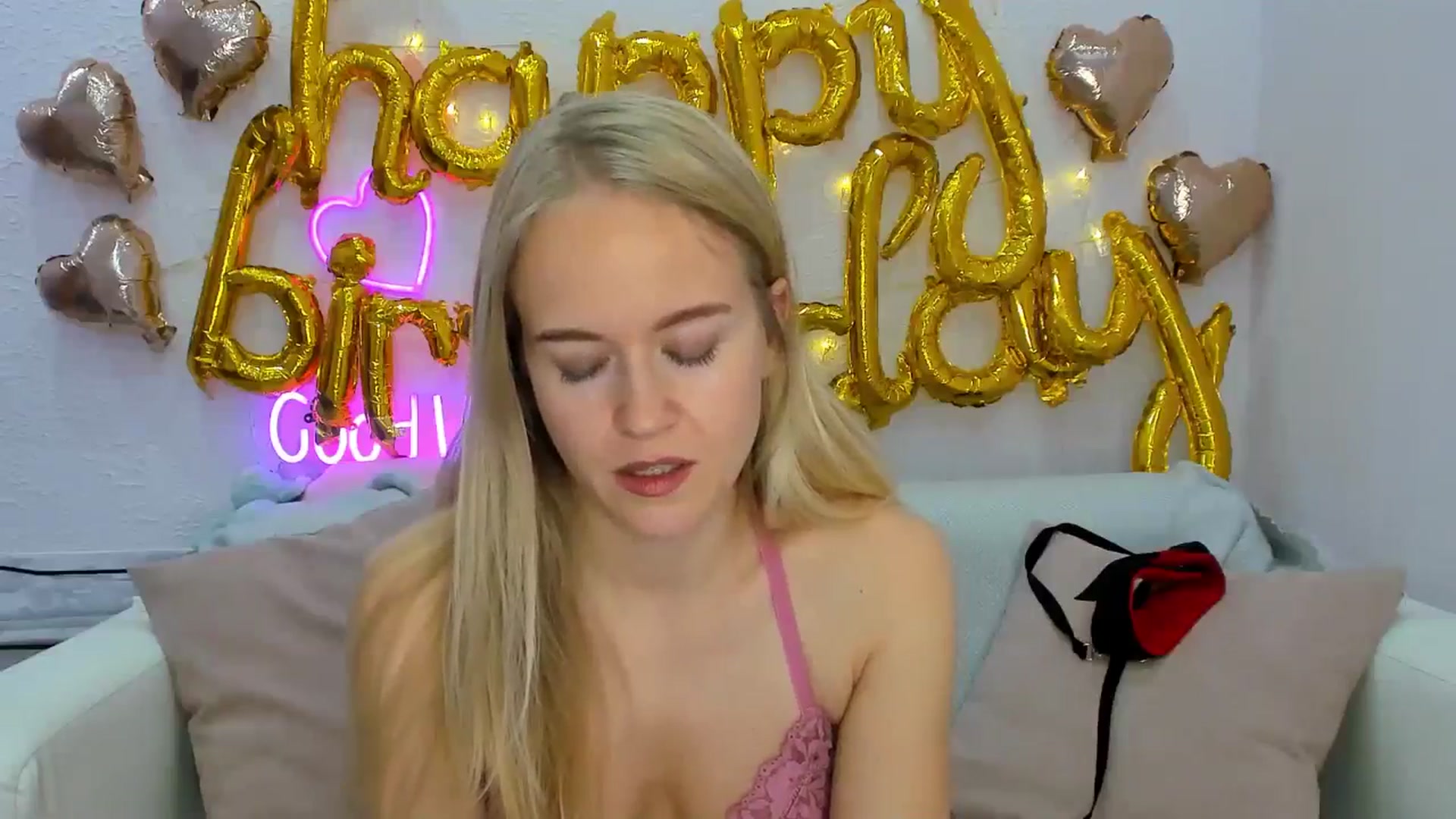 Gallery image thumbnail from Angel_Kristy's myfreecams stream on, 10/19/2024, 07:02 image 11 of 20