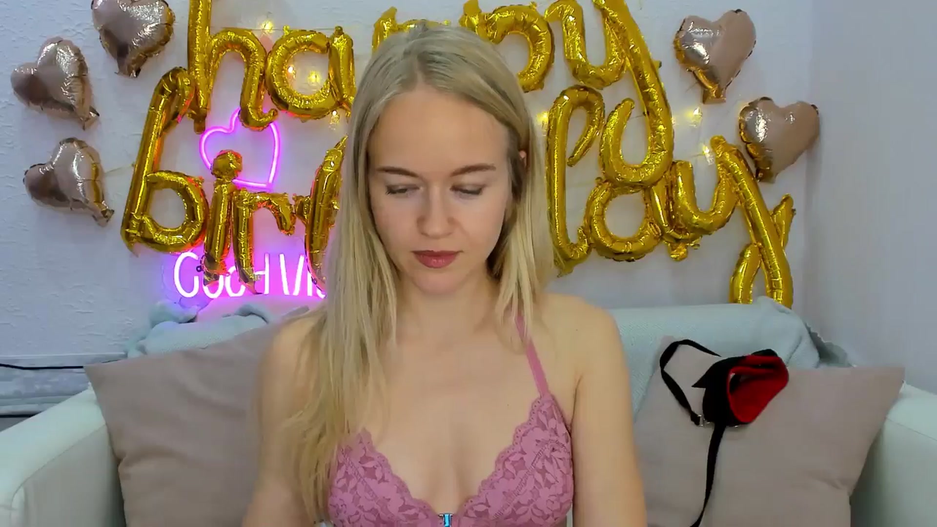 Gallery image thumbnail from Angel_Kristy's myfreecams stream on, 10/19/2024, 07:02 image 16 of 20