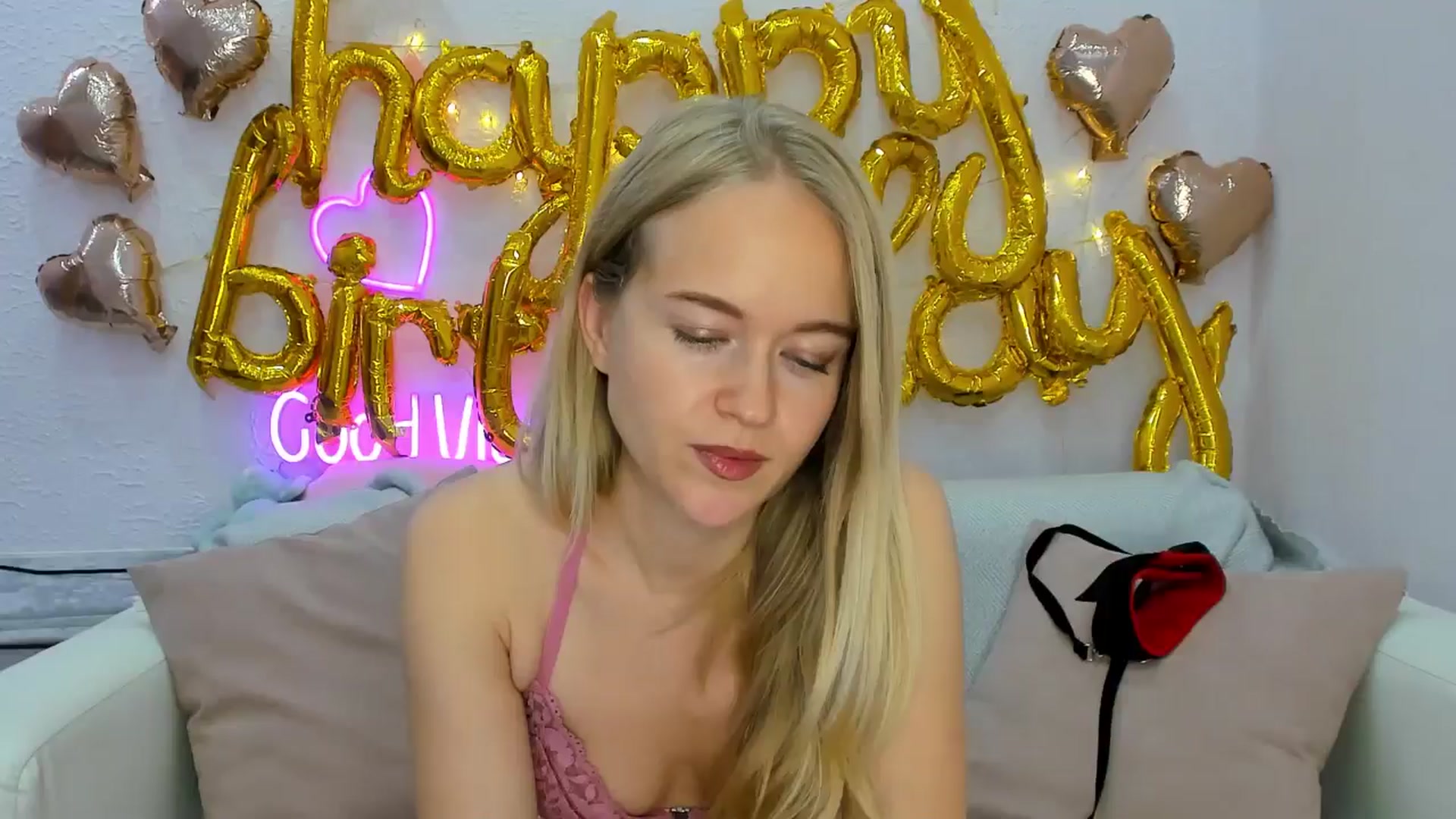 Gallery image thumbnail from Angel_Kristy's myfreecams stream on, 10/19/2024, 07:02 image 14 of 20