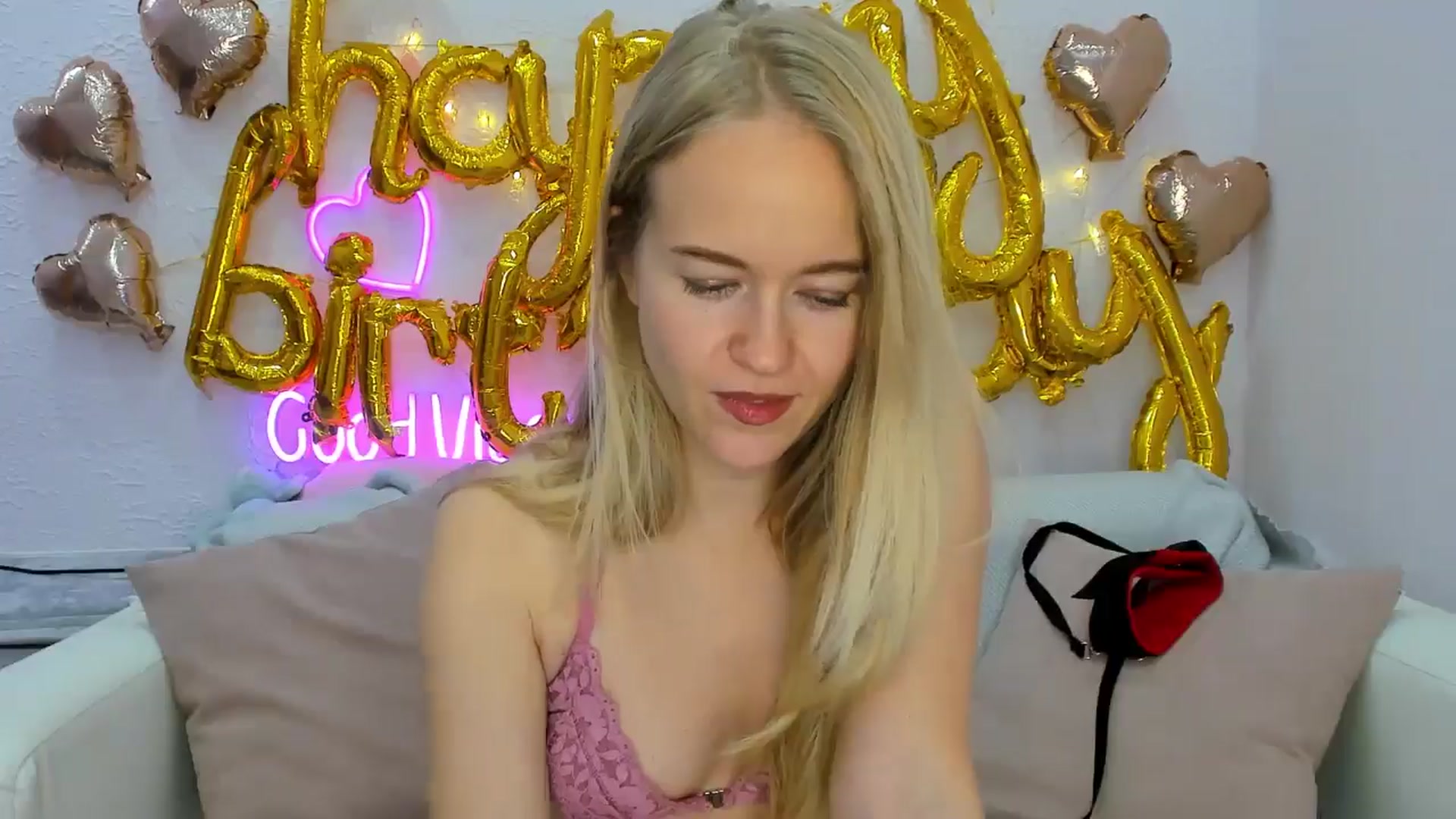 Gallery image thumbnail from Angel_Kristy's myfreecams stream on, 10/19/2024, 07:02 image 9 of 20