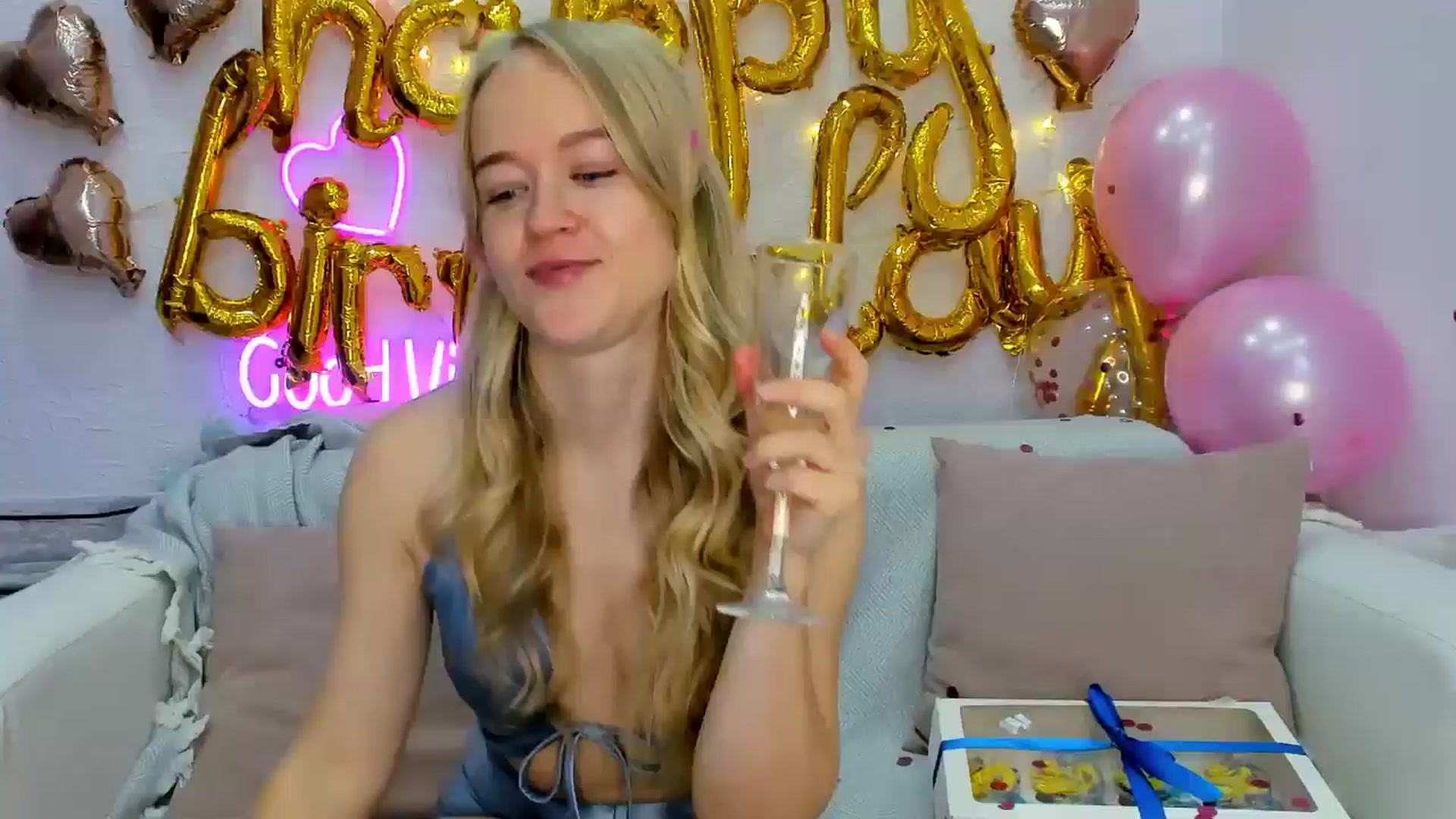 Gallery image thumbnail from Angel_Kristy's myfreecams stream on, 10/20/2024, 03:46 image 19 of 20
