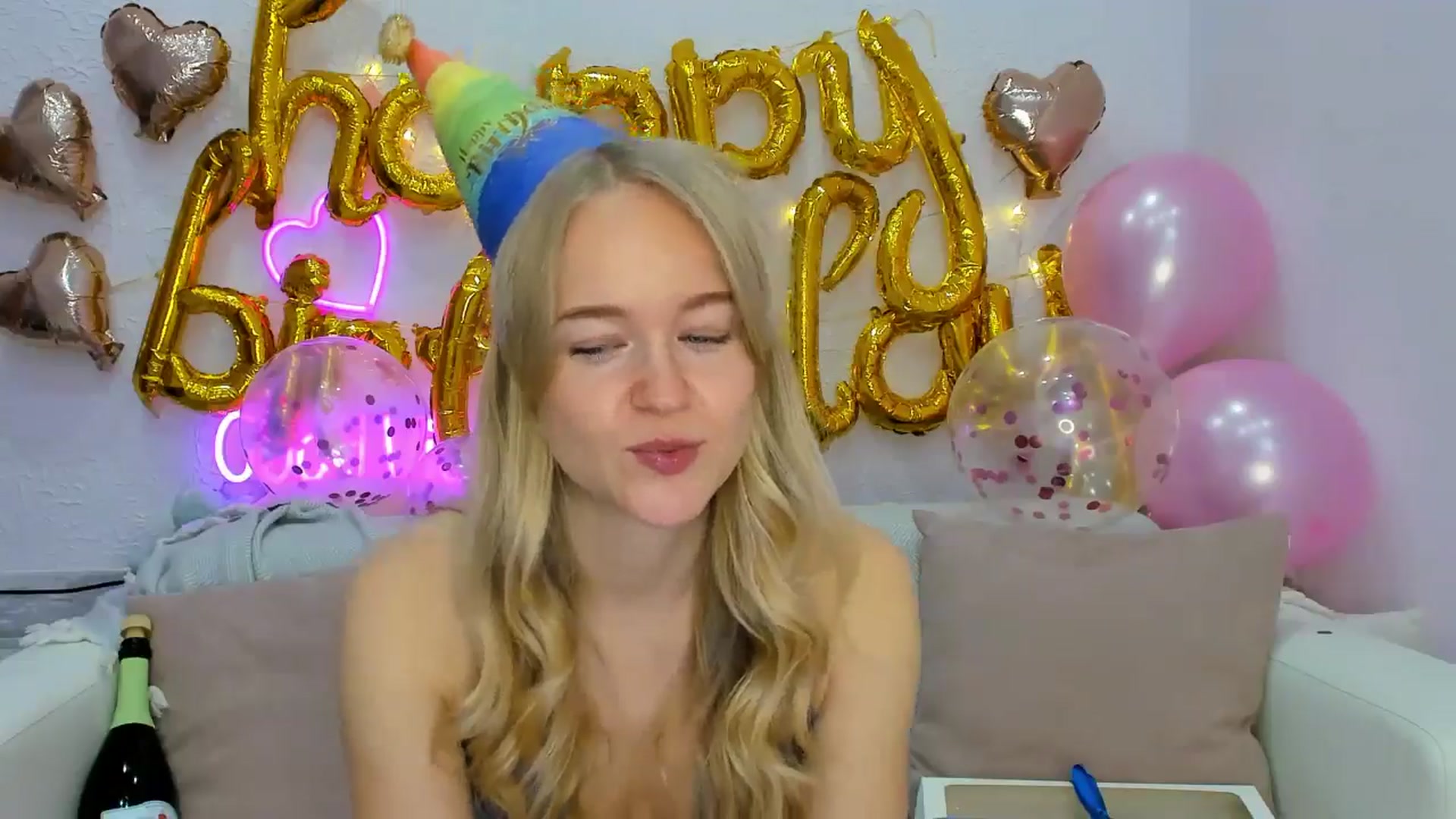 Gallery image thumbnail from Angel_Kristy's myfreecams stream on, 10/20/2024, 03:46 image 16 of 20