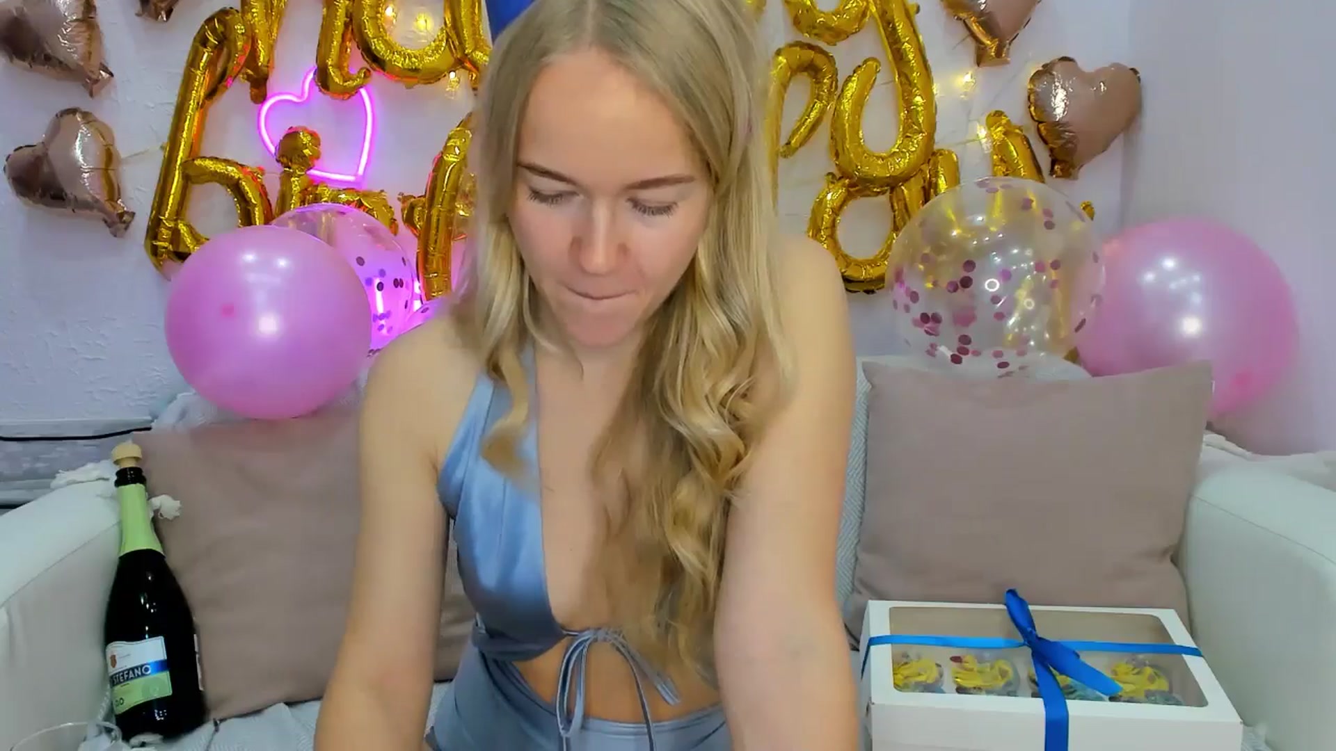 Gallery image thumbnail from Angel_Kristy's myfreecams stream on, 10/20/2024, 03:46 image 8 of 20