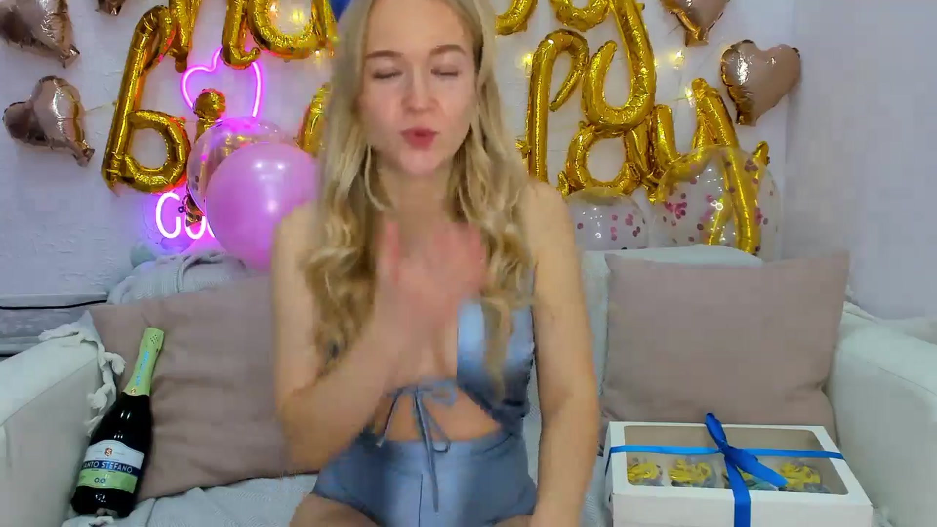 Gallery image thumbnail from Angel_Kristy's myfreecams stream on, 10/20/2024, 03:46 image 5 of 20
