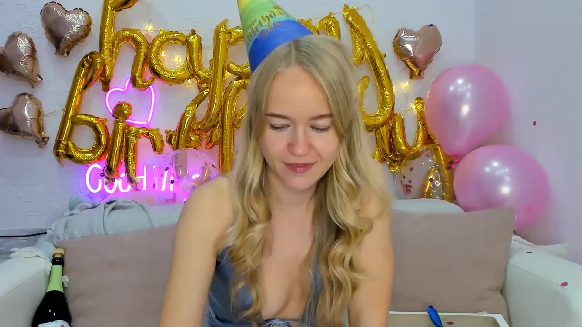 Gallery image thumbnail from Angel_Kristy's myfreecams stream on, 10/20/2024, 03:46 image 17 of 20