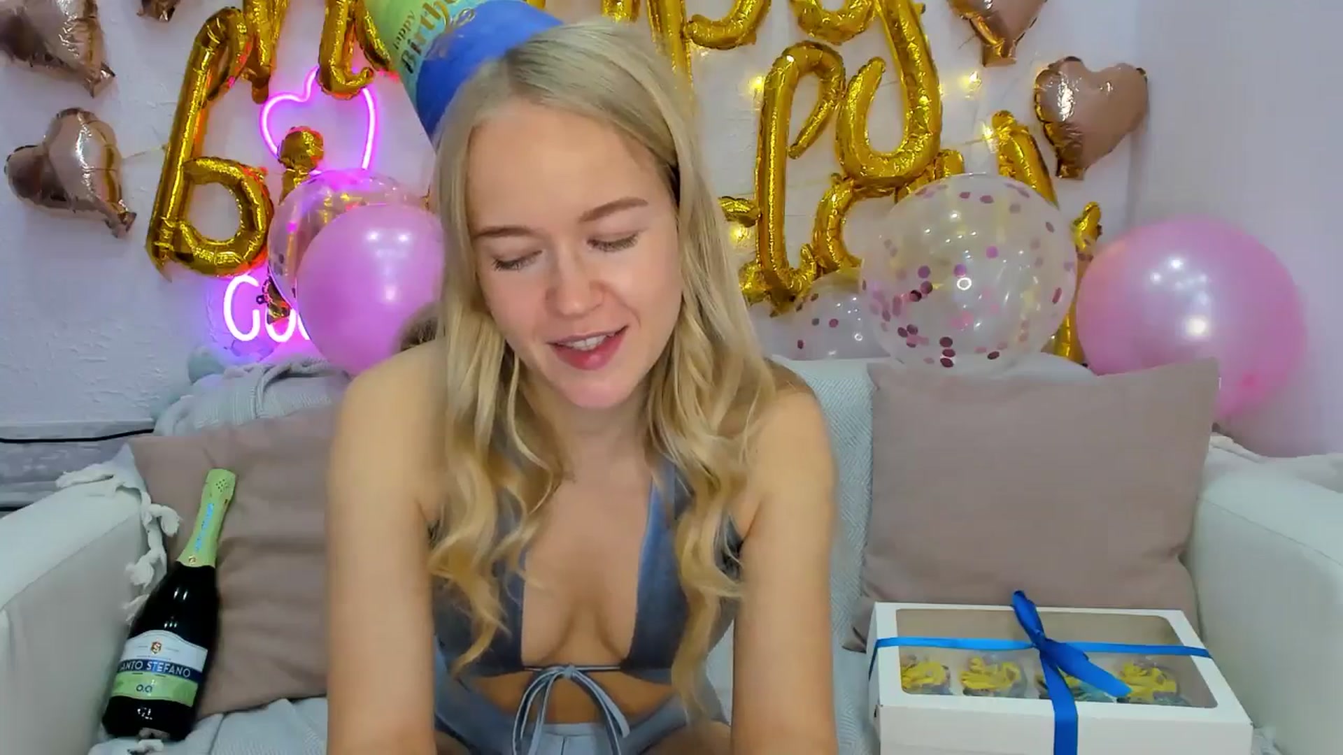 Gallery image thumbnail from Angel_Kristy's myfreecams stream on, 10/20/2024, 03:46 image 6 of 20
