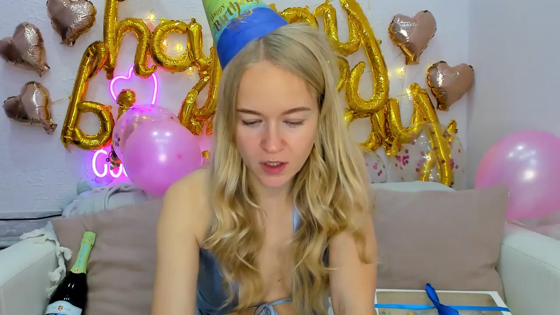 Gallery image thumbnail from Angel_Kristy's myfreecams stream on, 10/20/2024, 03:46 image 3 of 20