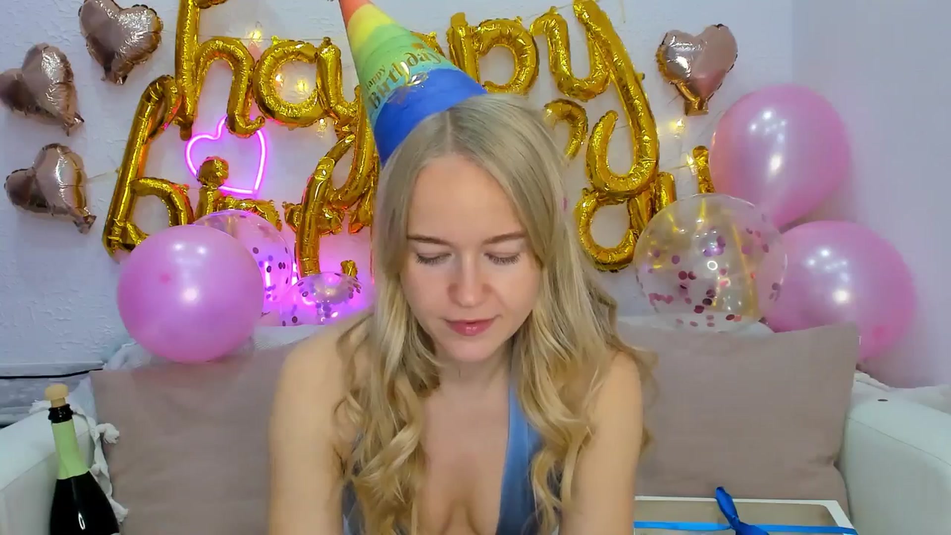 Gallery image thumbnail from Angel_Kristy's myfreecams stream on, 10/20/2024, 03:46 image 13 of 20