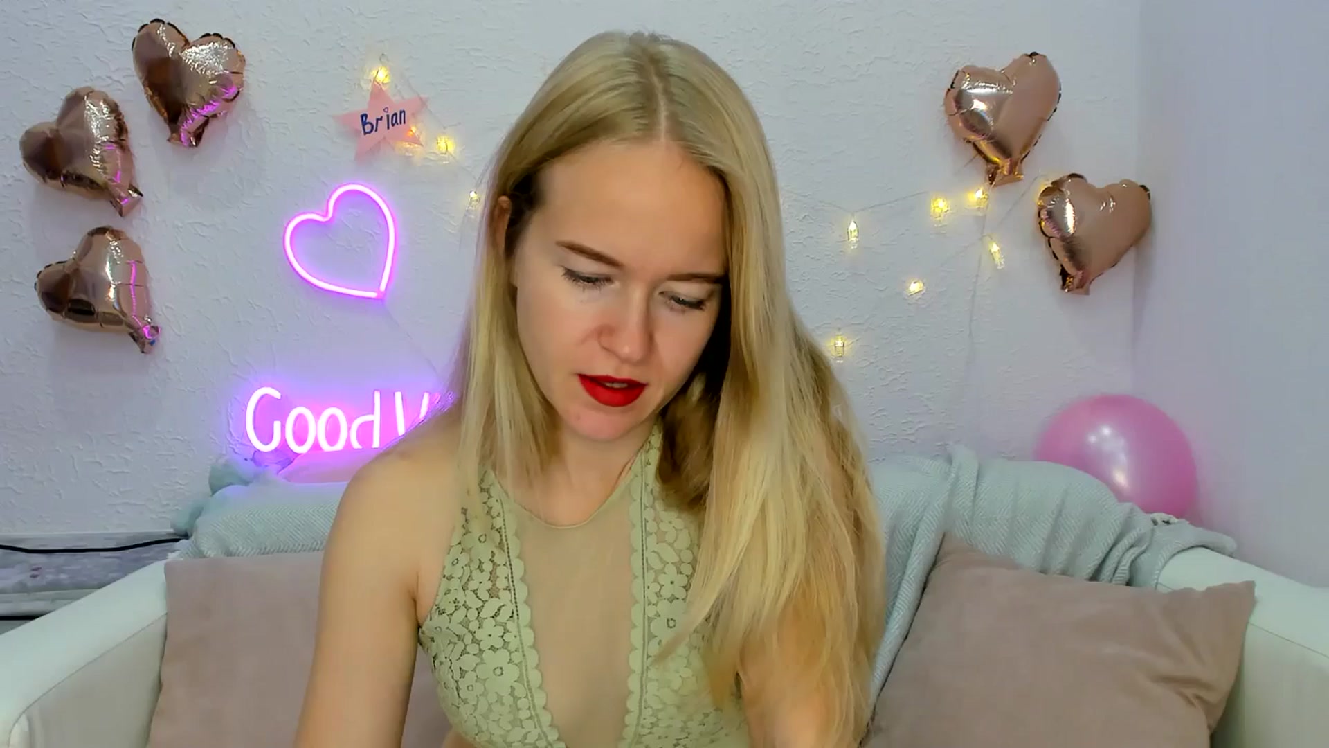 Gallery image thumbnail from Angel_Kristy's myfreecams stream on, 10/23/2024, 07:00 image 16 of 20