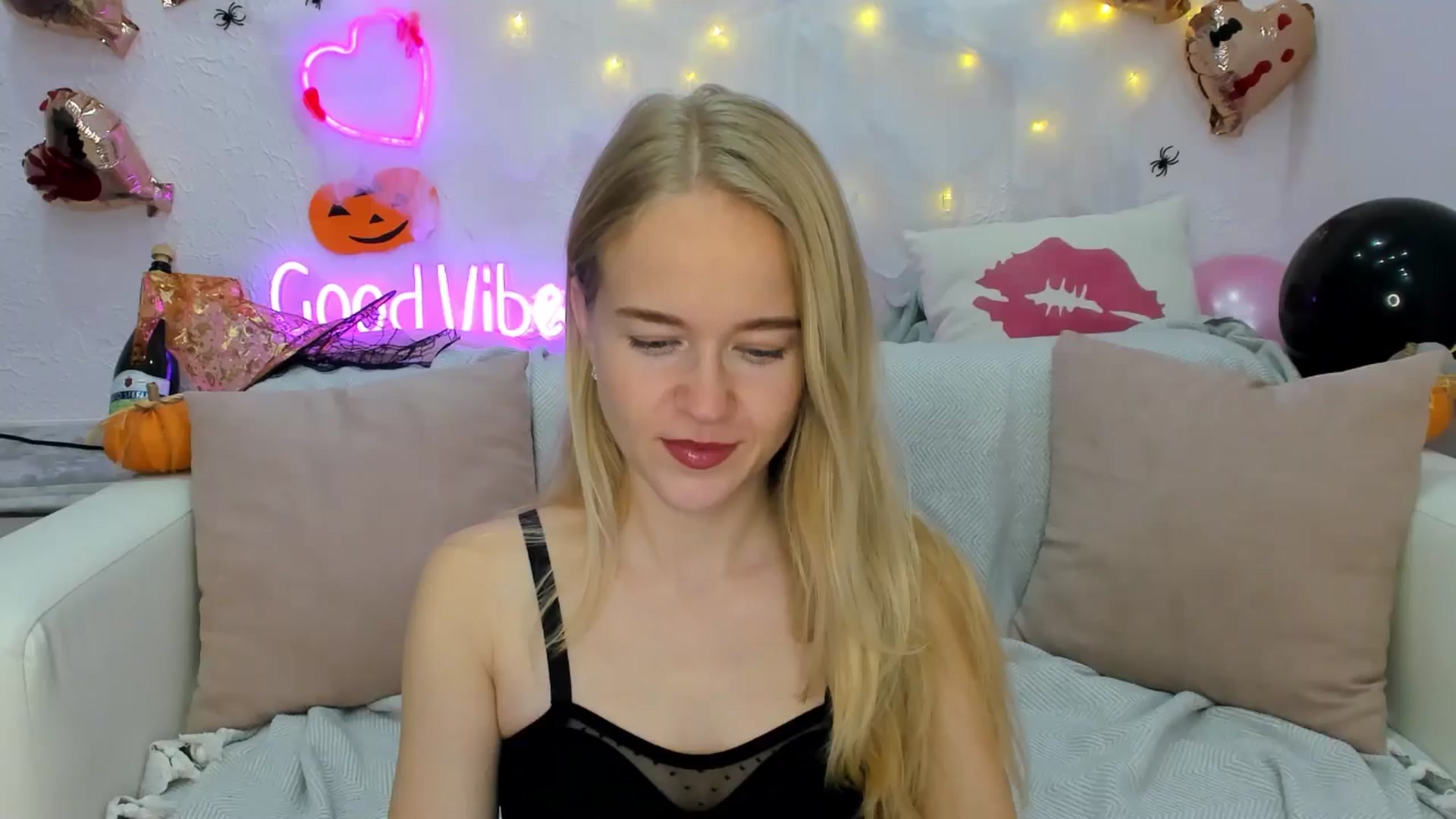 Gallery image thumbnail from Angel_Kristy's myfreecams stream on, 10/28/2024, 01:38 image 9 of 20