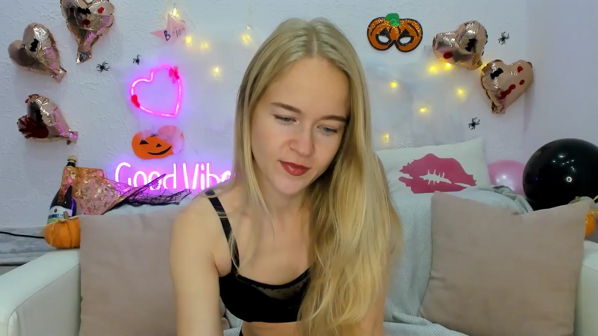 Gallery image thumbnail from Angel_Kristy's myfreecams stream on, 10/28/2024, 01:38 image 4 of 20