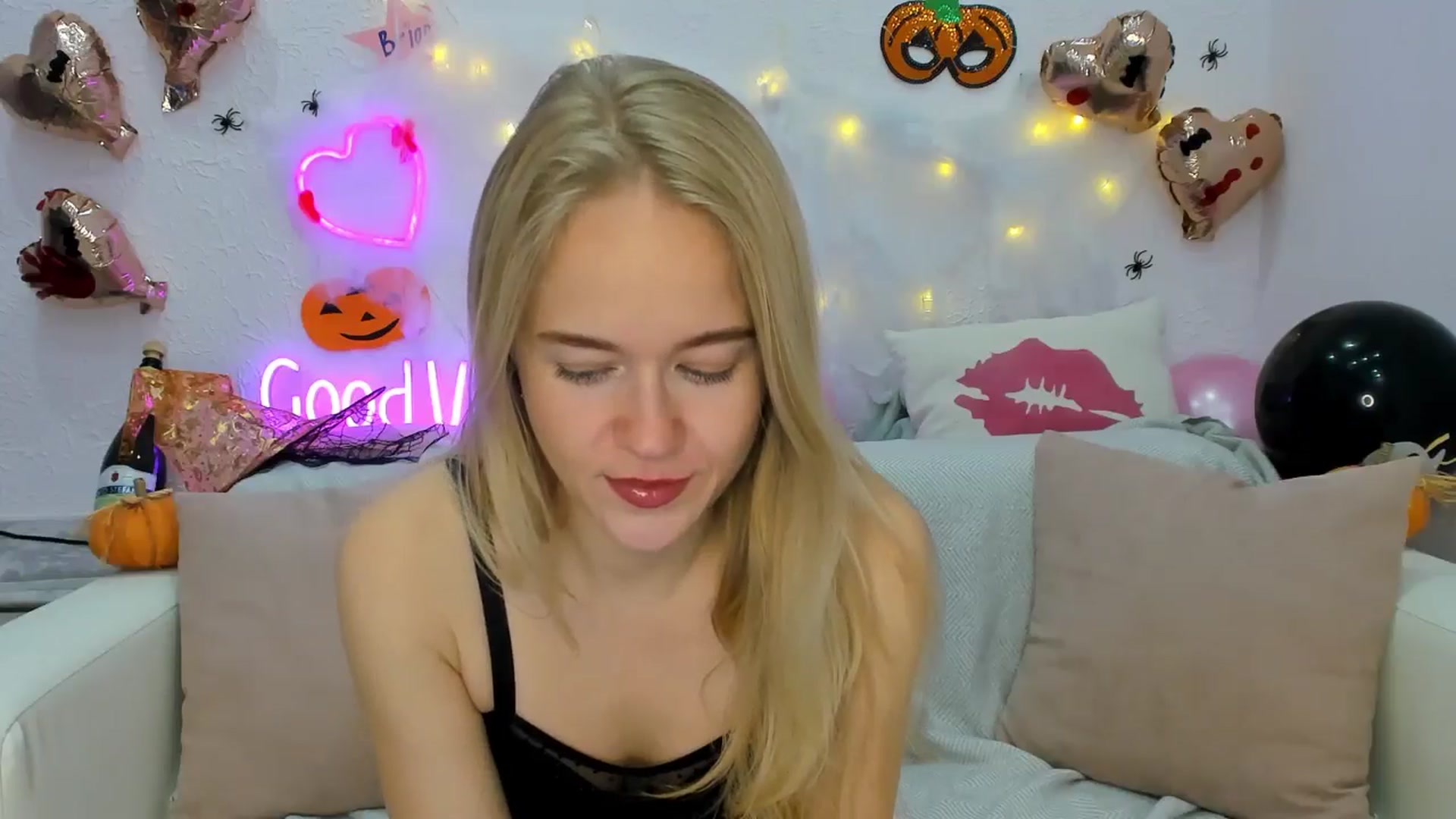 Gallery image thumbnail from Angel_Kristy's myfreecams stream on, 10/28/2024, 01:38 image 18 of 20