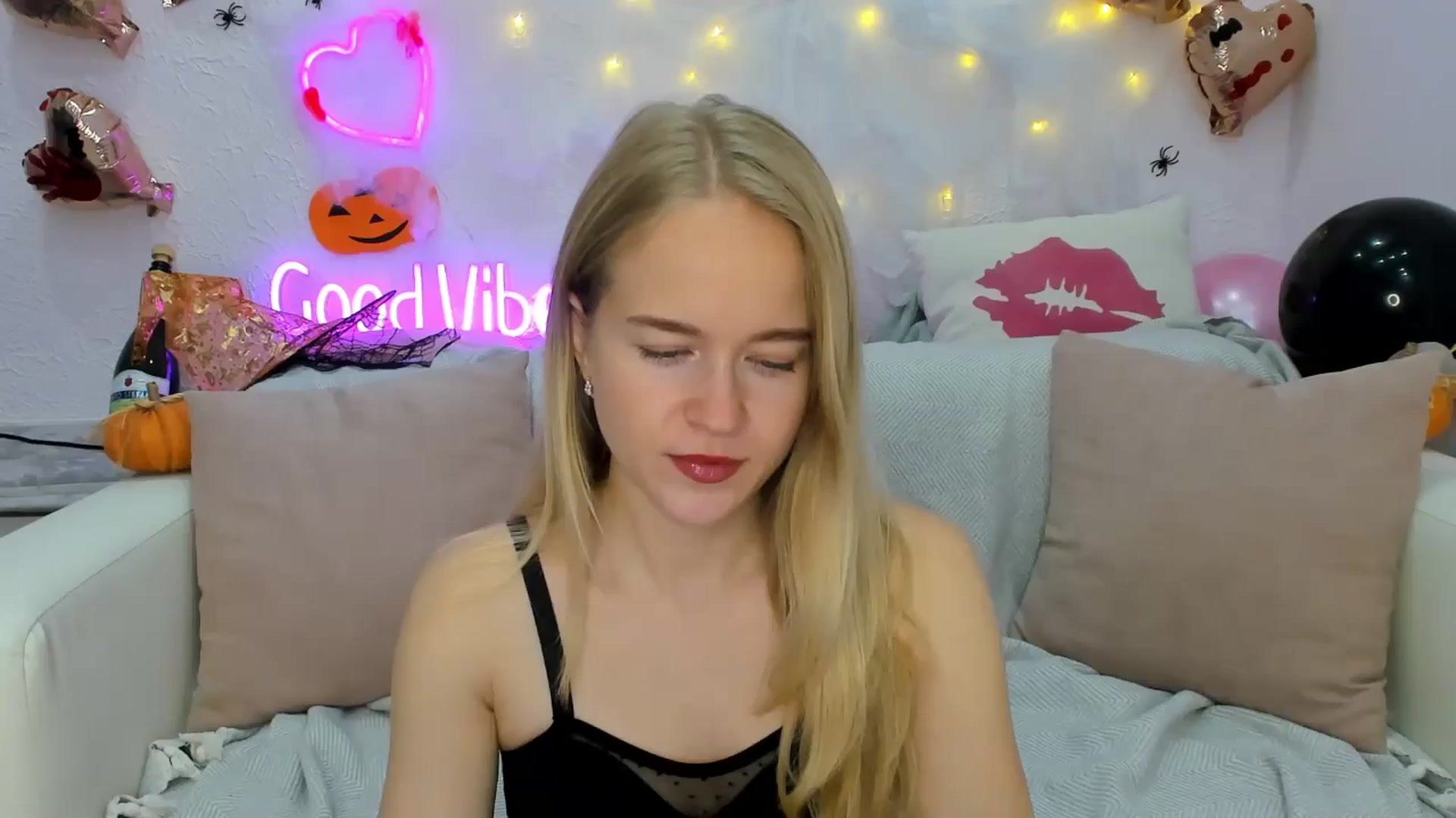 Gallery image thumbnail from Angel_Kristy's myfreecams stream on, 10/28/2024, 01:38 image 8 of 20